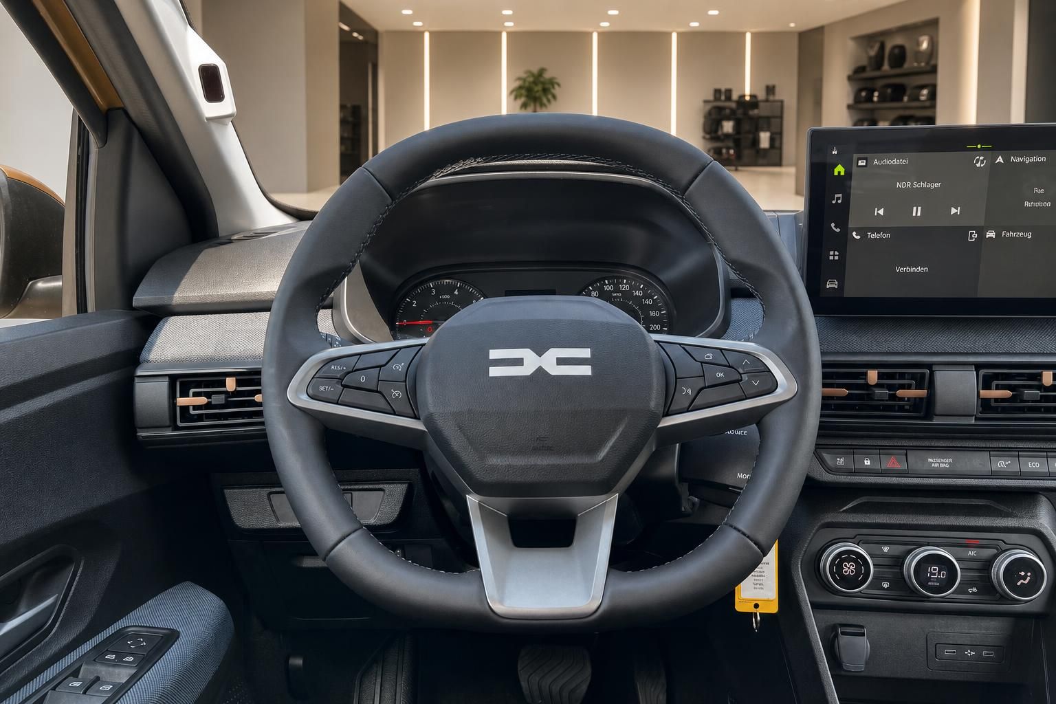 Lenkrad und Cockpit mit Multimedia-Display im Fahrzeuginterieur
