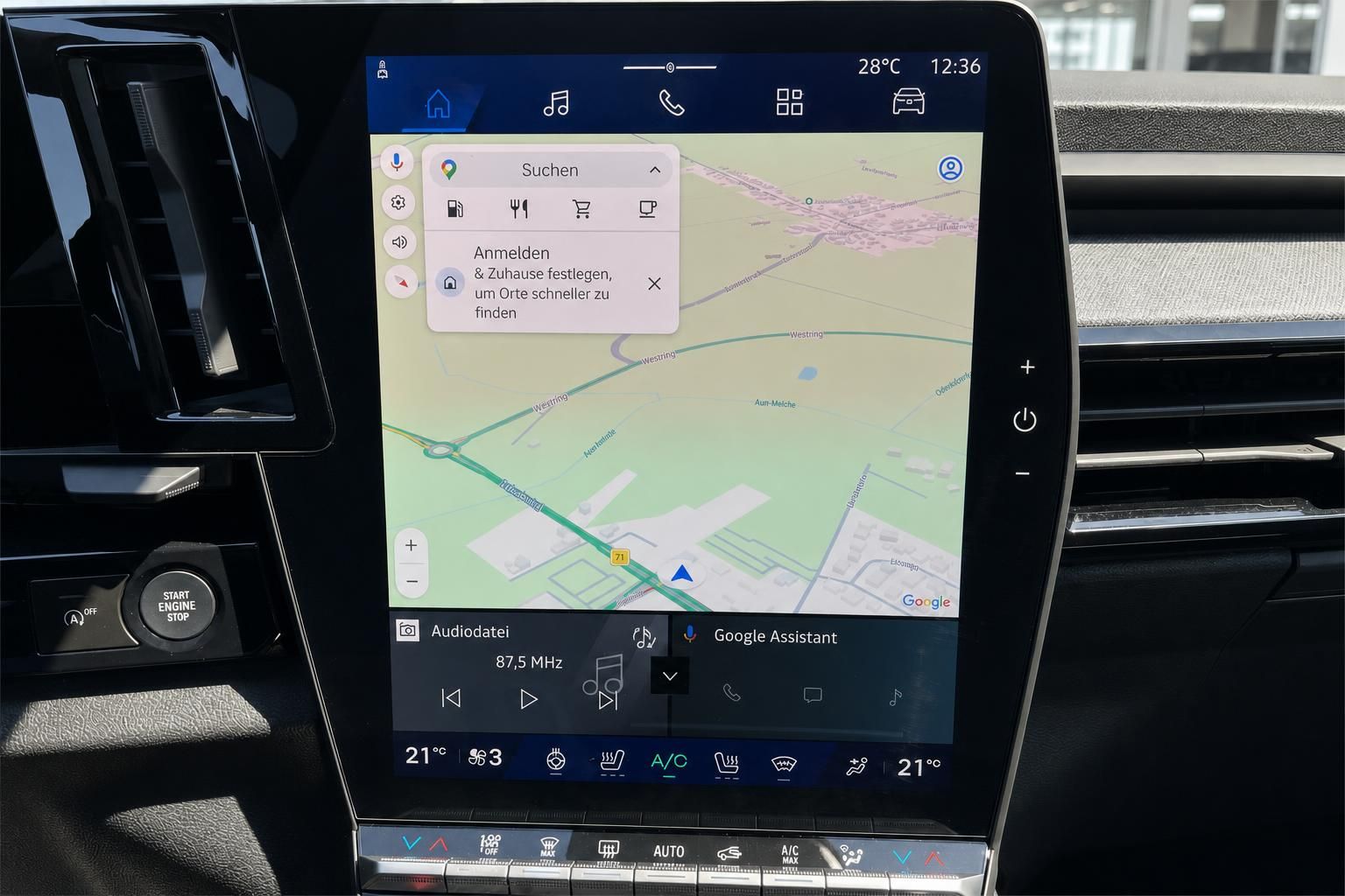 Infotainment-Bildschirm mit Navigation und Google Maps im Fahrzeug