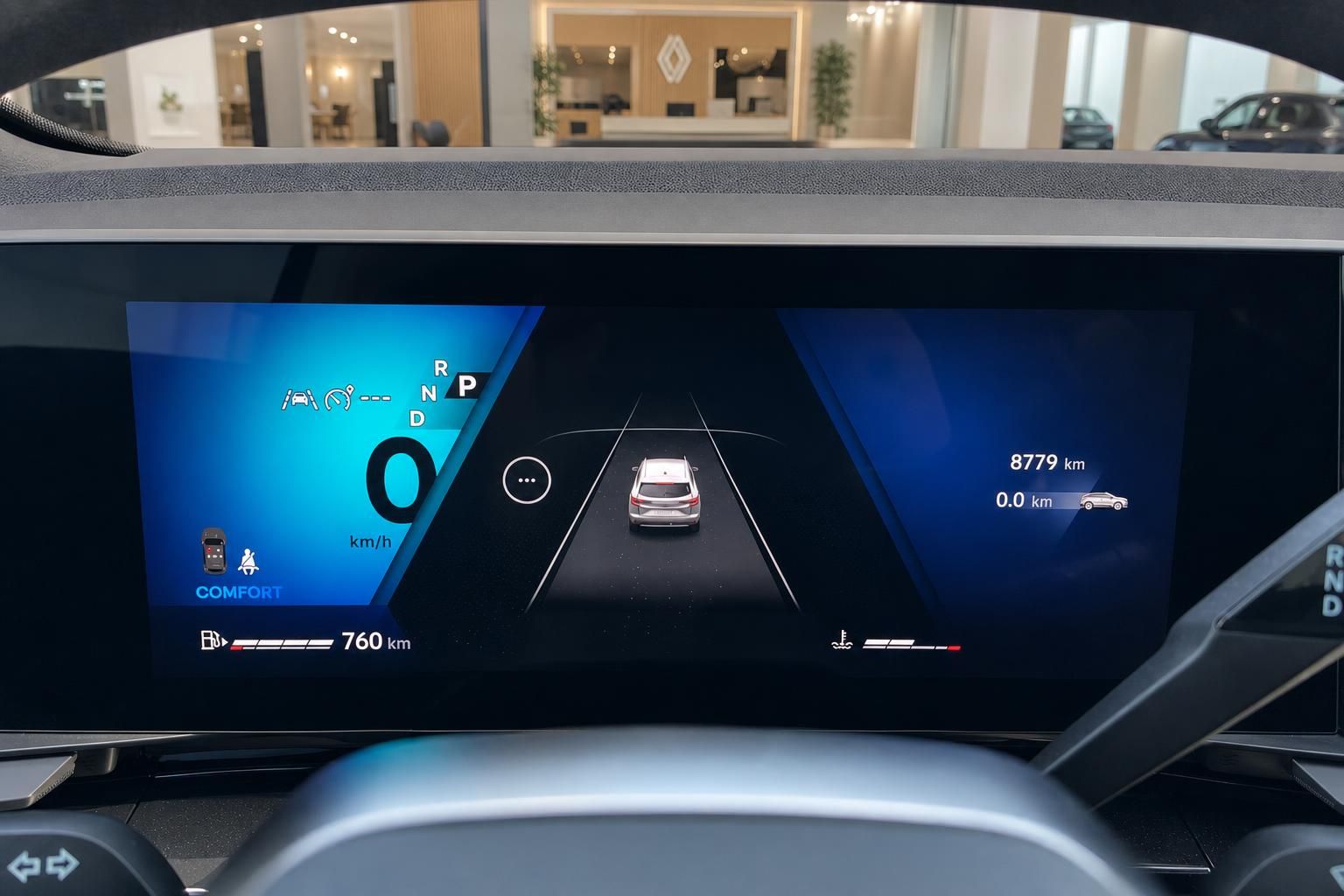 Digitales Kombiinstrument mit Tempoanzeige und Fahrmodus im Cockpit