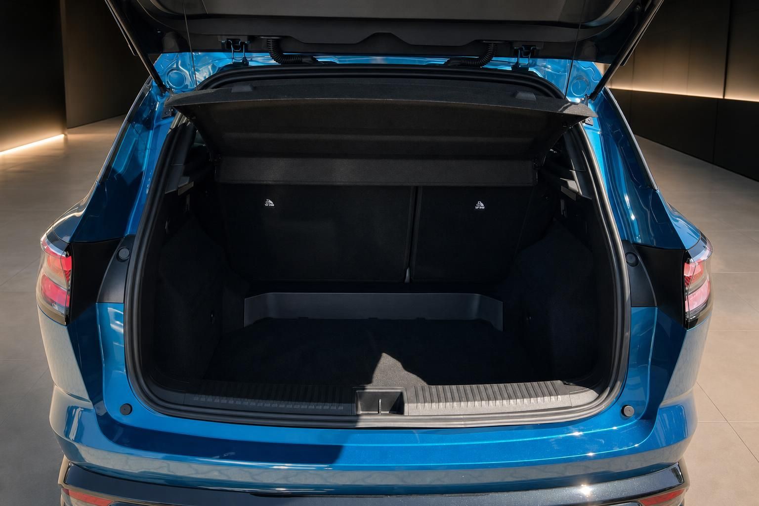 Geöffneter Kofferraum eines blauen SUV mit viel Stauraum
