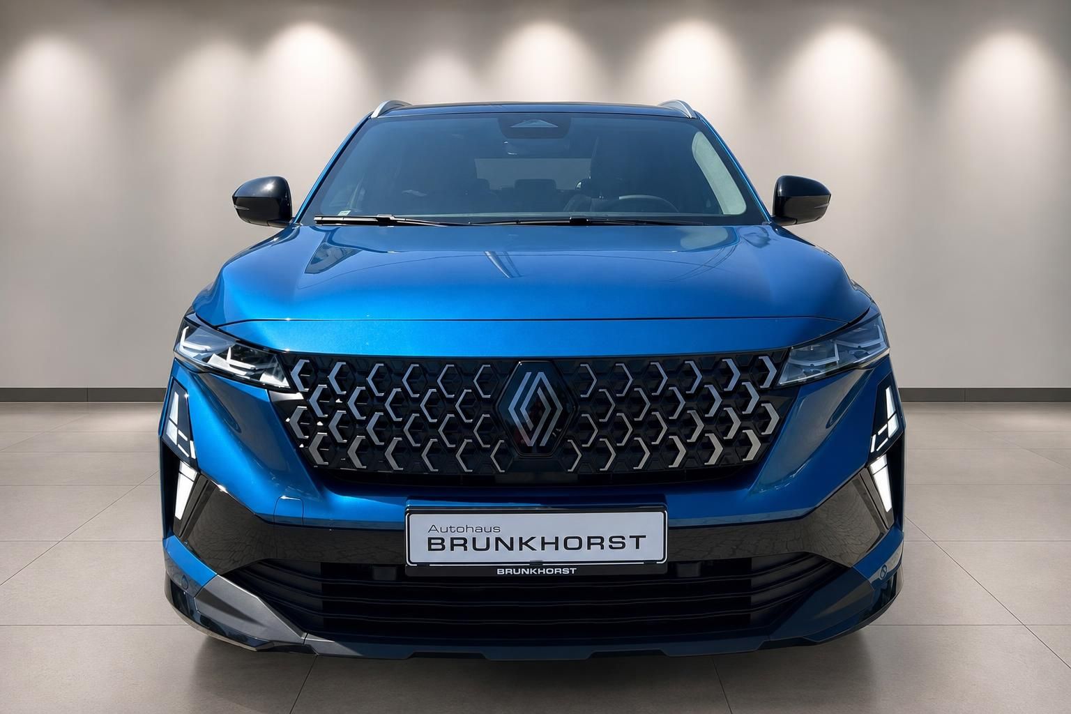 Renault Austral in Blau, Frontansicht mit Kühlergrill im Detail