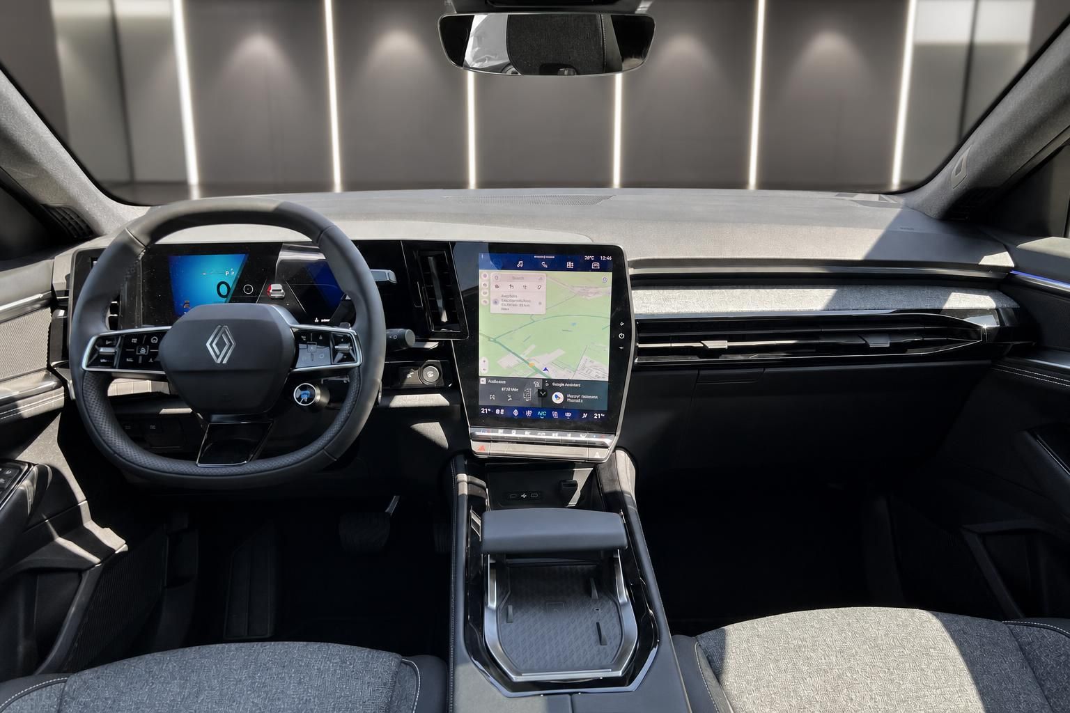 Renault Austral Innenraum, Cockpit mit Lenkrad und Touchscreen