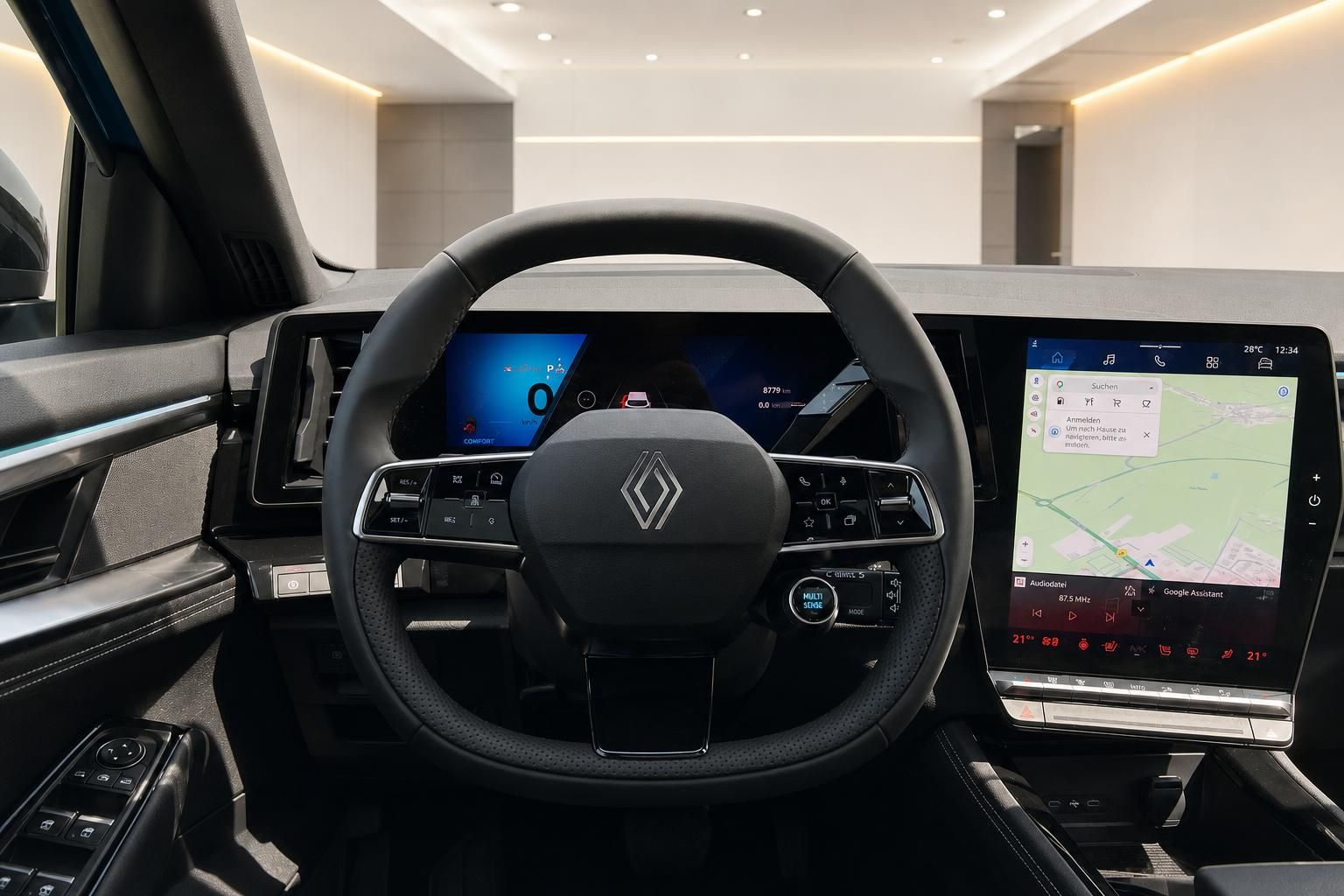 Cockpit mit Lenkrad, Digitaltacho und Navigationsdisplay im Renault