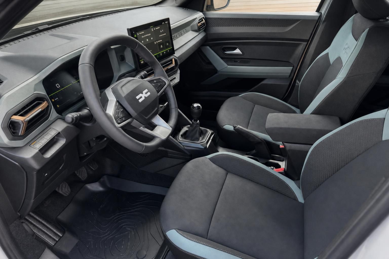 Dacia Duster Innenraum mit türkisen Akzenten - Fahrersitz und Cockpit mit Touchscreen