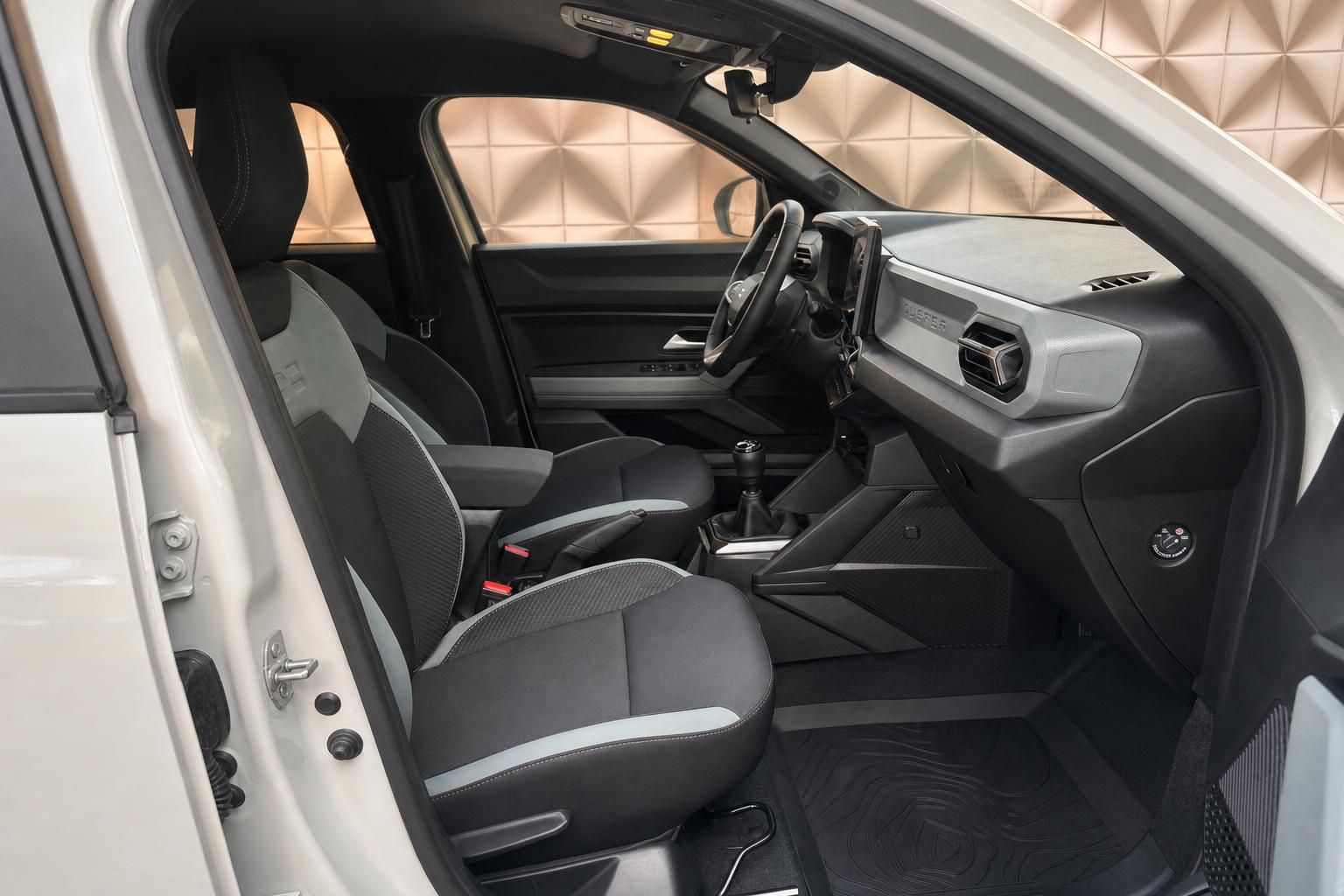 Fahrzeuginnenraum mit schwarzer Ausstattung und modernem Cockpit - Blick auf Fahrersitz und Armaturenbrett