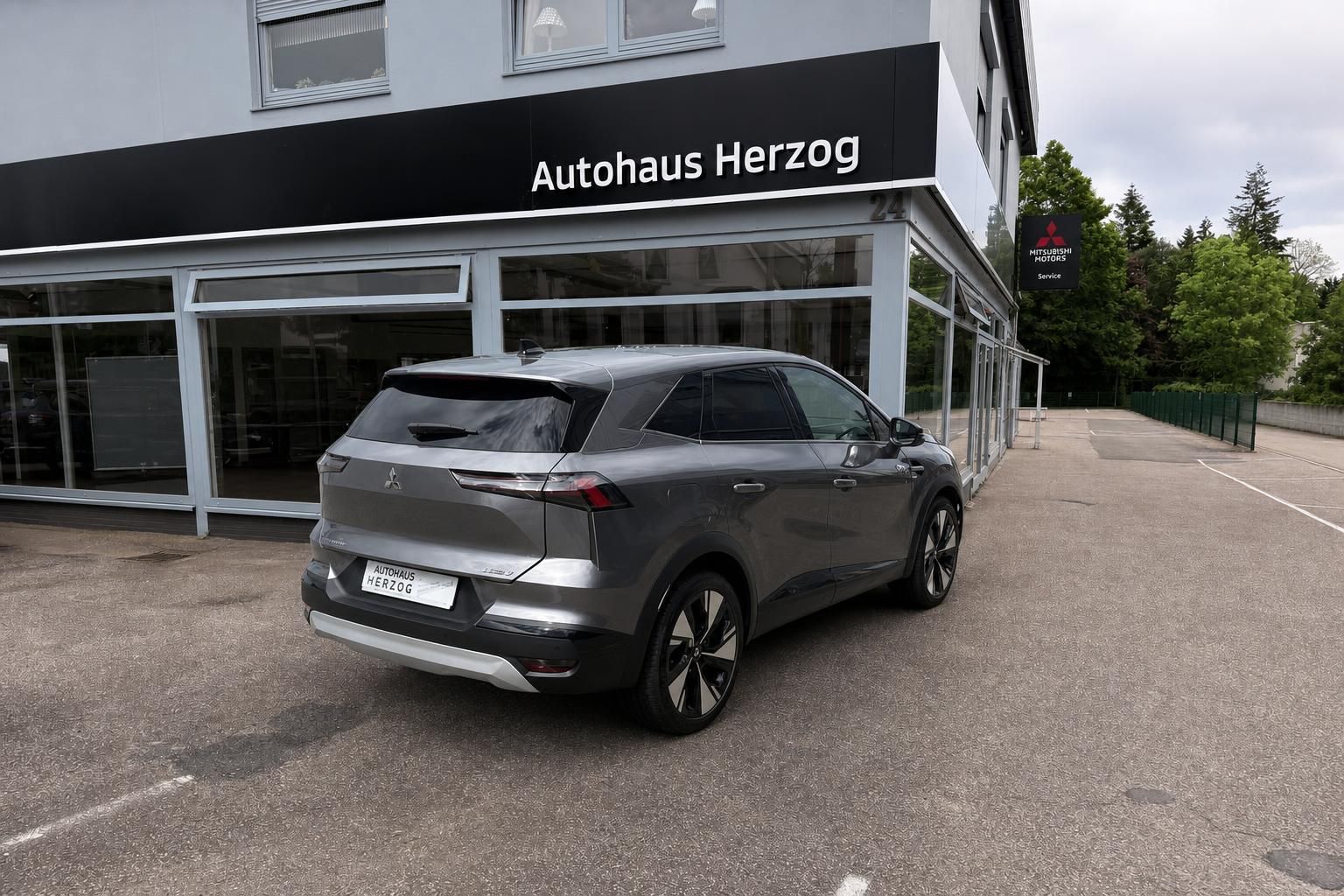 Grauer SUV Heckansicht - Rückseite eines modernen Crossover-Fahrzeugs bei Autohaus Herzog