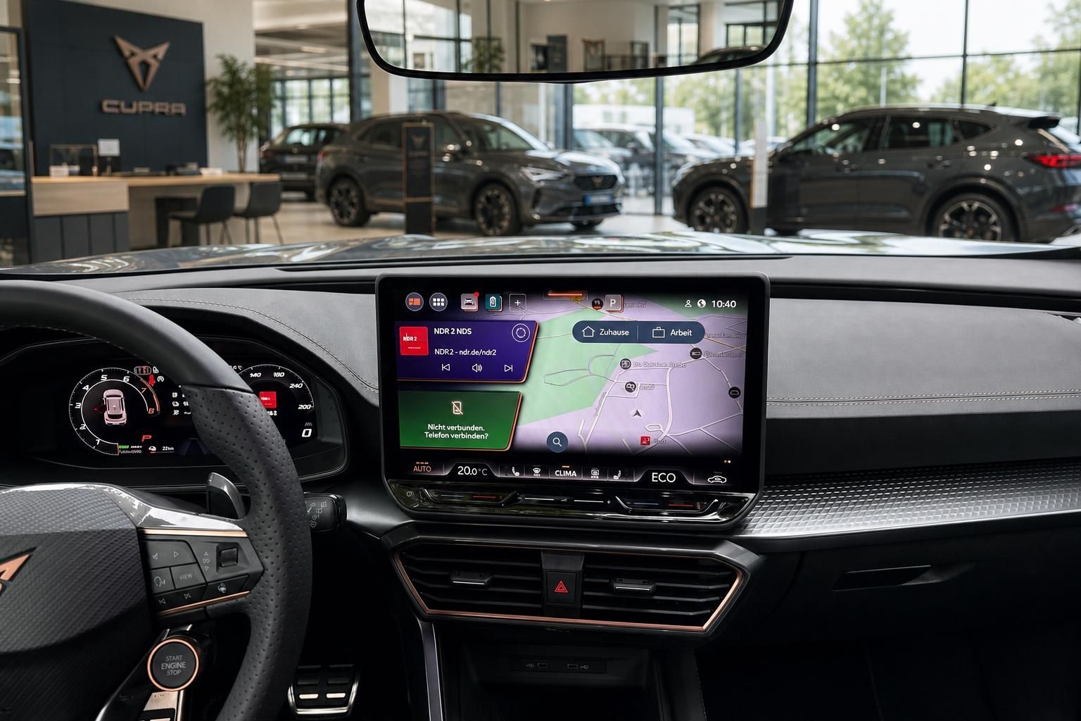 Cupra Innenraum mit Infotainment Display und Blick auf Autohaus
