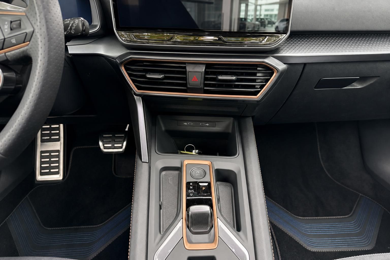 Cupra Mittelkonsole mit Schaltung und Lueftungsduesen im Detail