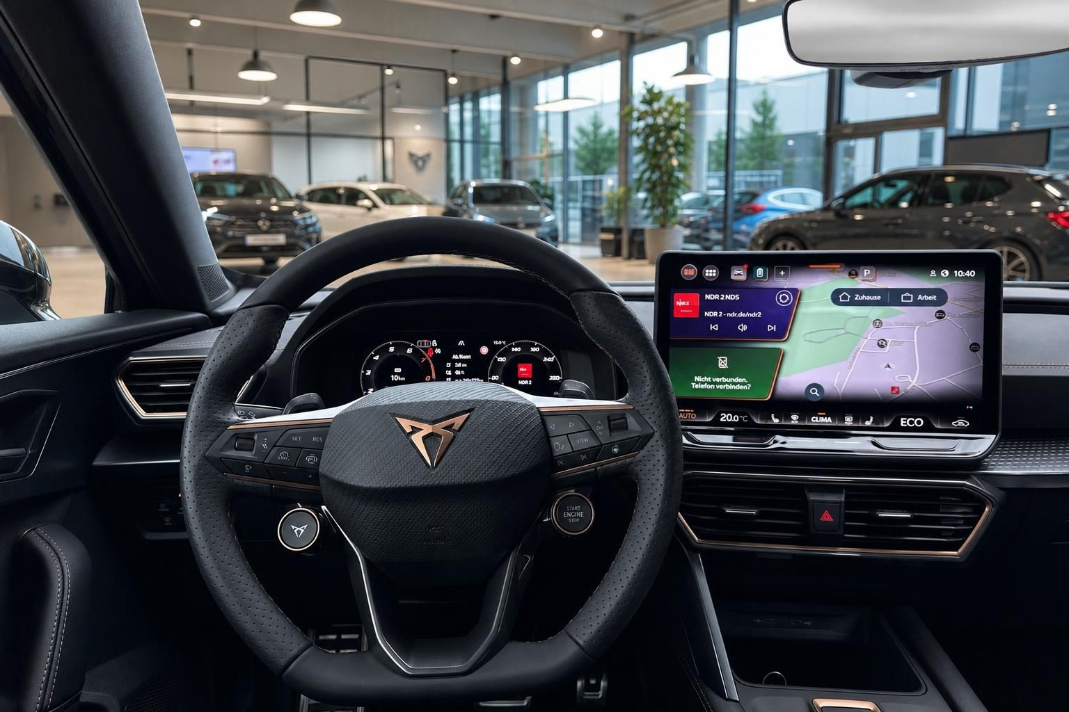 Cupra Interieur mit Lenkrad Navigationsdisplay und Cockpit im Showroom