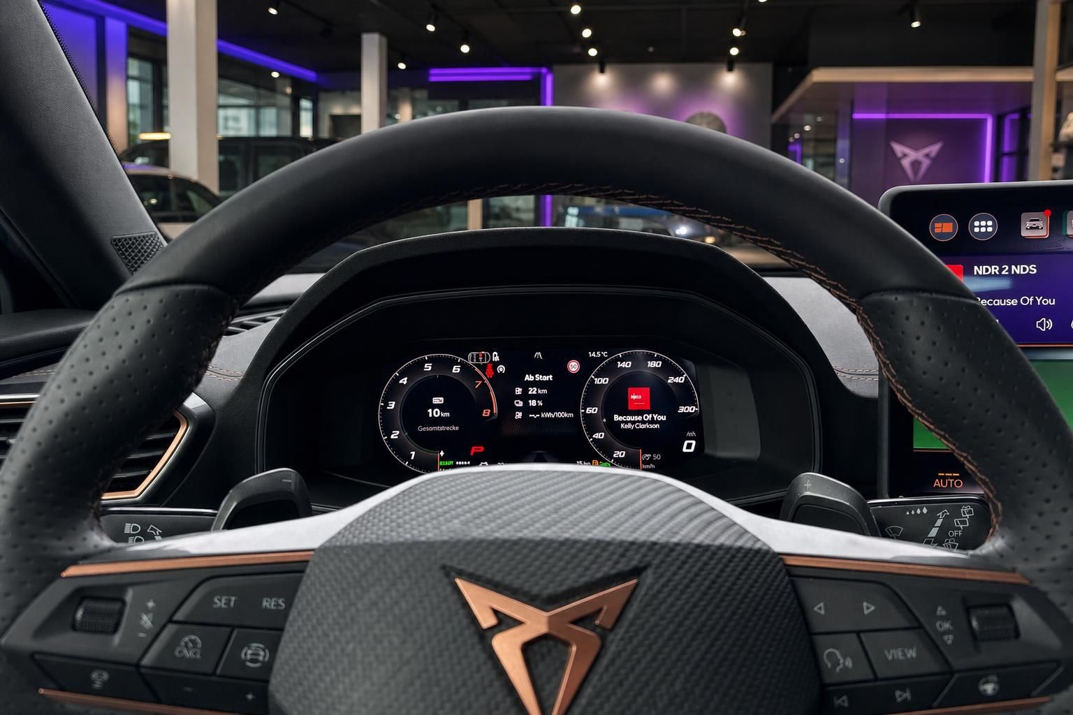 Cupra Cockpit Lenkrad und digitales Kombiinstrument im Autohaus