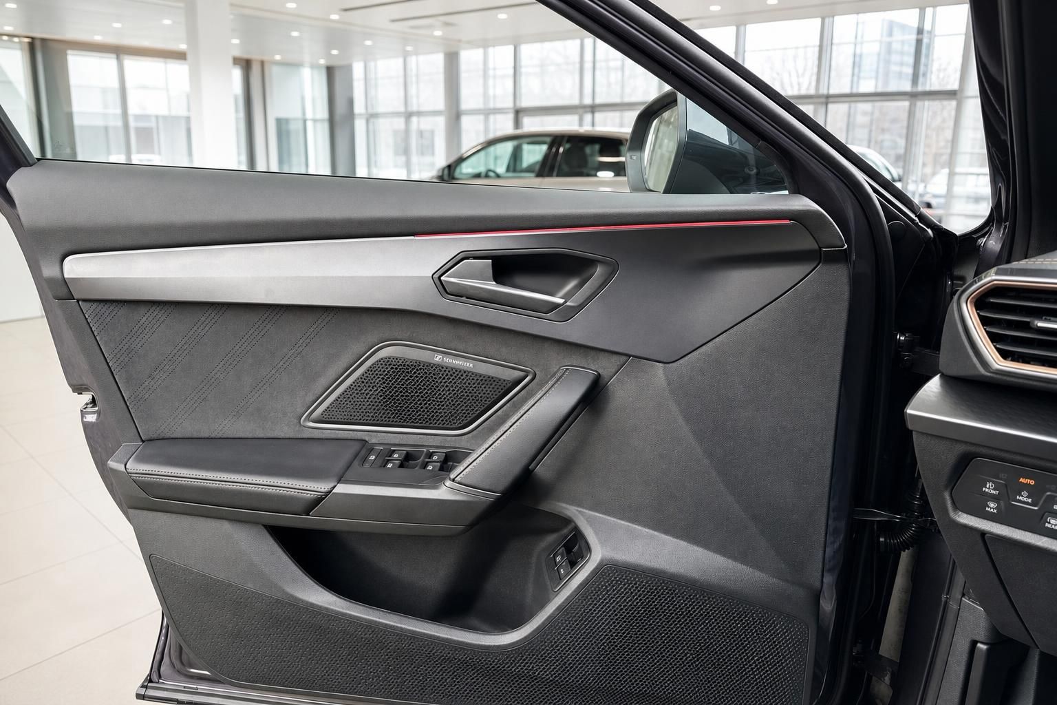 Cupra Innenraum Tuerverkleidung mit Sennheiser Lautsprecher Detailansicht