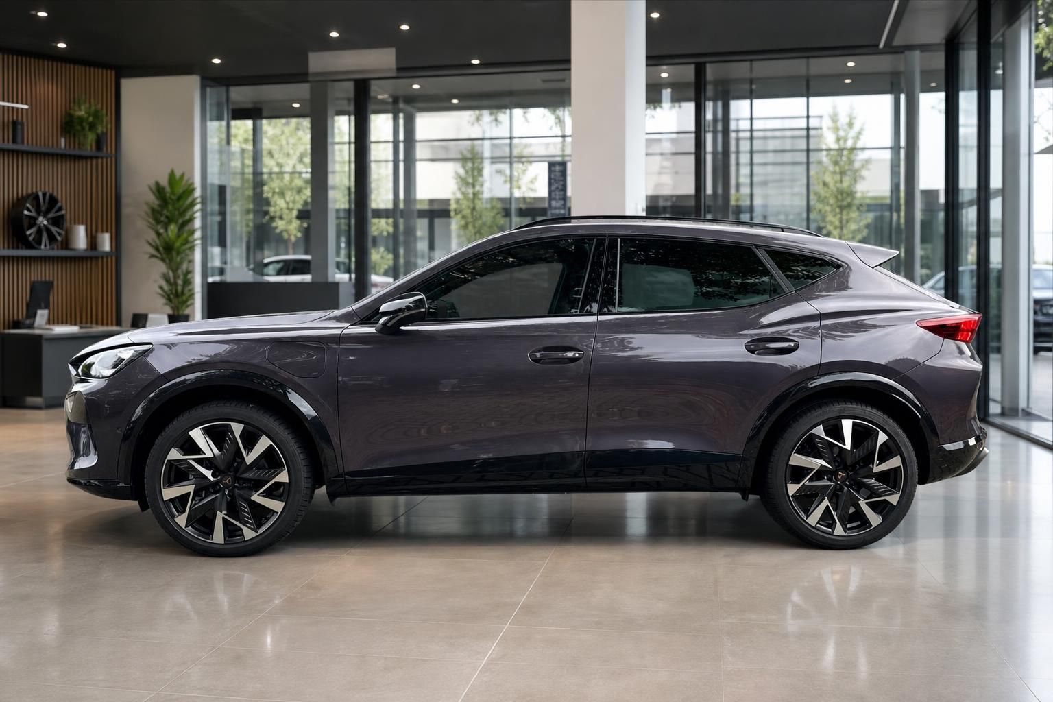 Cupra Formentor Seitenansicht mit sportlichen Felgen im Showroom