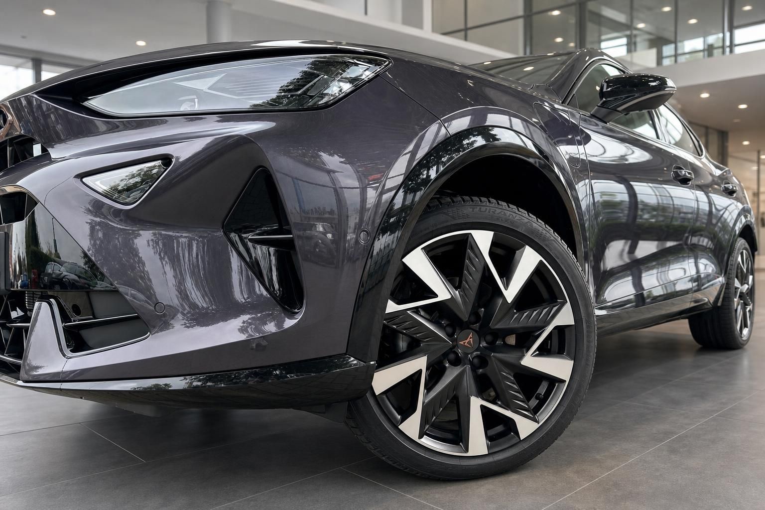 Cupra SUV Detailansicht Felge und Frontpartie in Grau metallic