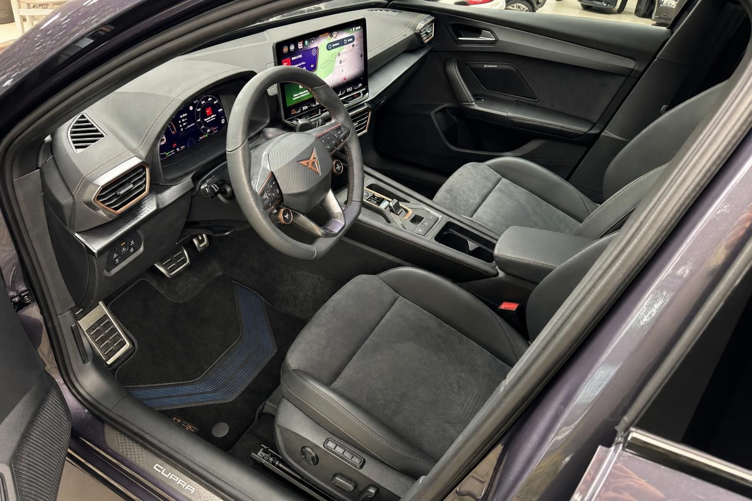 Cupra Cockpit mit Lenkrad, Touchscreen und Sportsitzen im Innenraum
