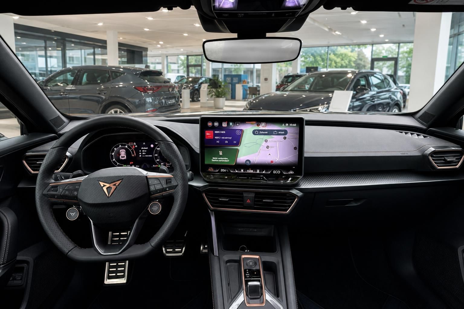 Cupra Cockpit mit digitalem Tacho, Lenkrad und Navigationssystem