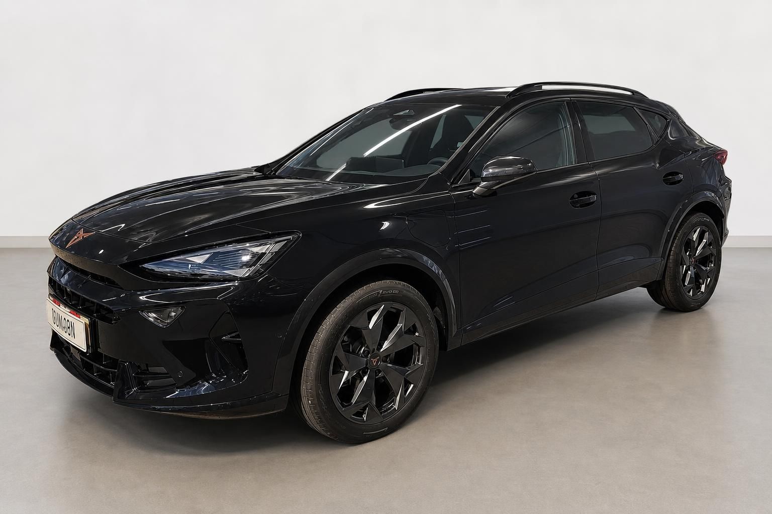 Schwarzer Cupra Formentor SUV Coupe in Frontansicht im Studio
