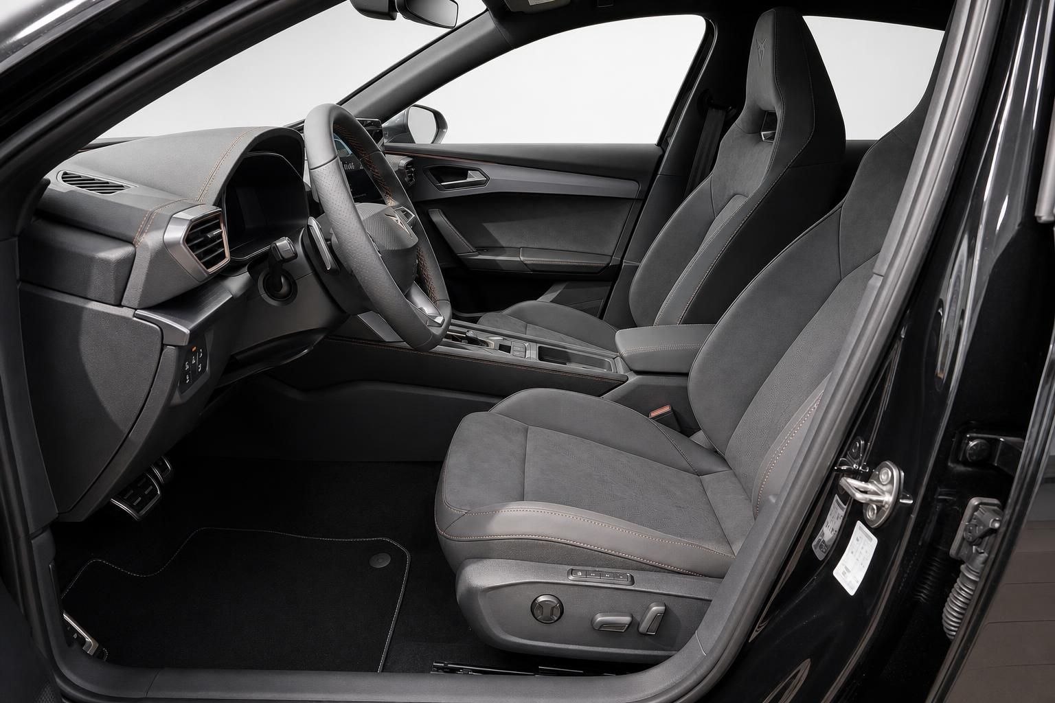 Cockpit und Vordersitze eines Cupra Formentor in schwarzem Alcantara-Leder