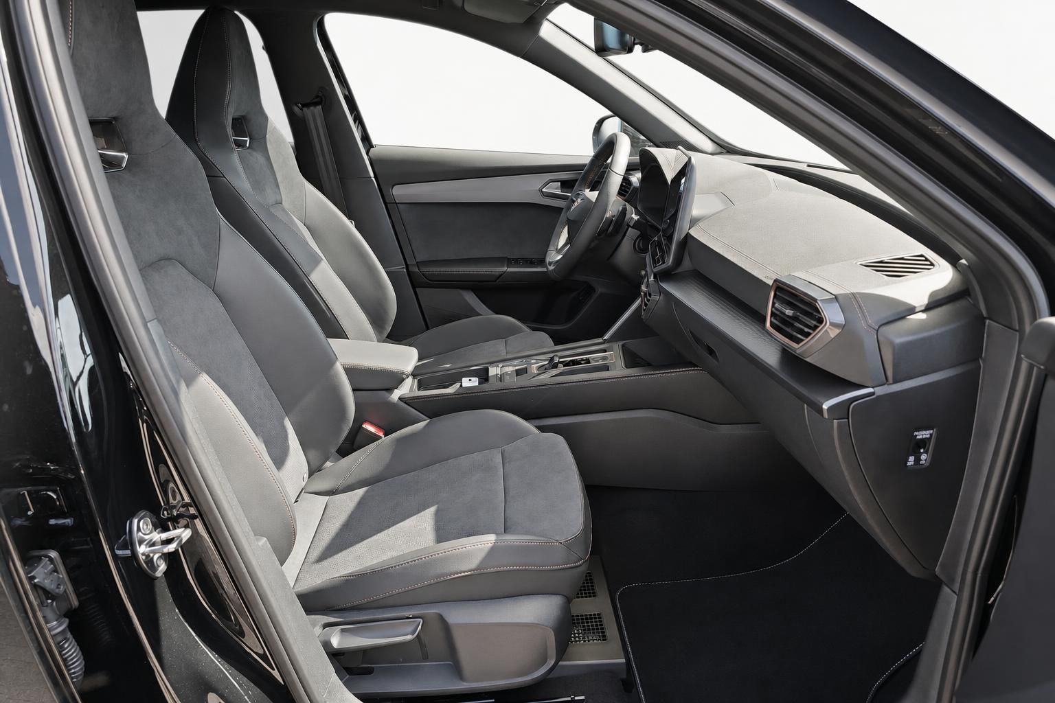 Innenraum eines schwarzen Cupra Formentor mit Sportsitzen und Alcantara