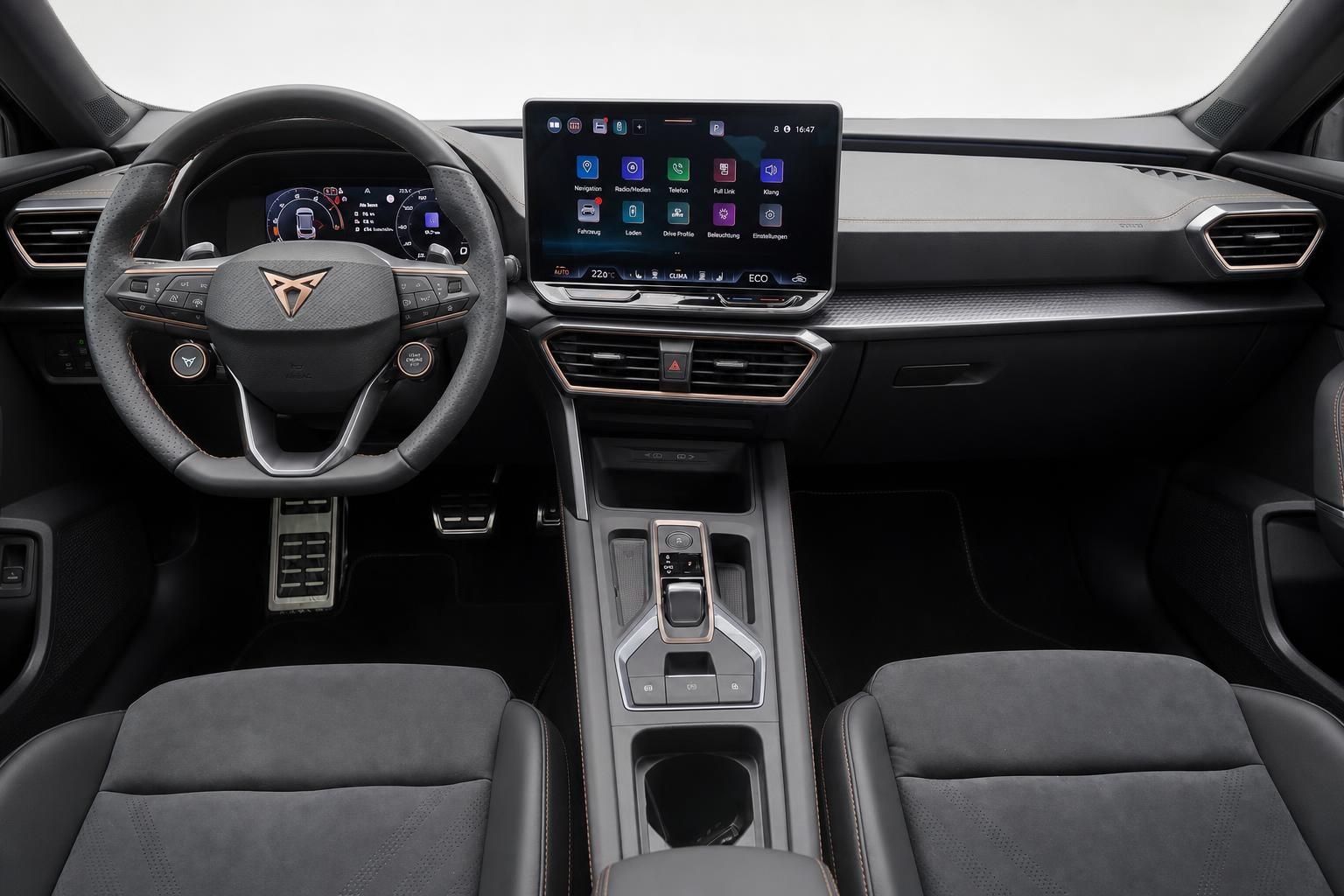 Fahrerperspektive im Cupra Formentor mit Lenkrad und Infotainment-Display