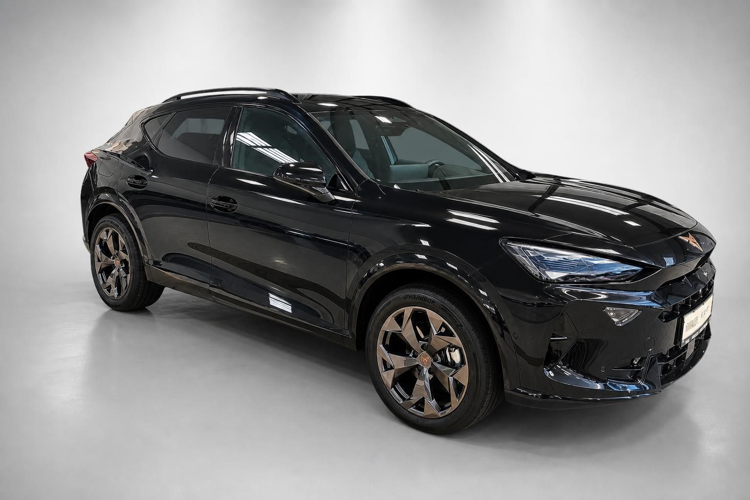 Cupra Formentor schwarz Frontansicht Studio SUV Coupe