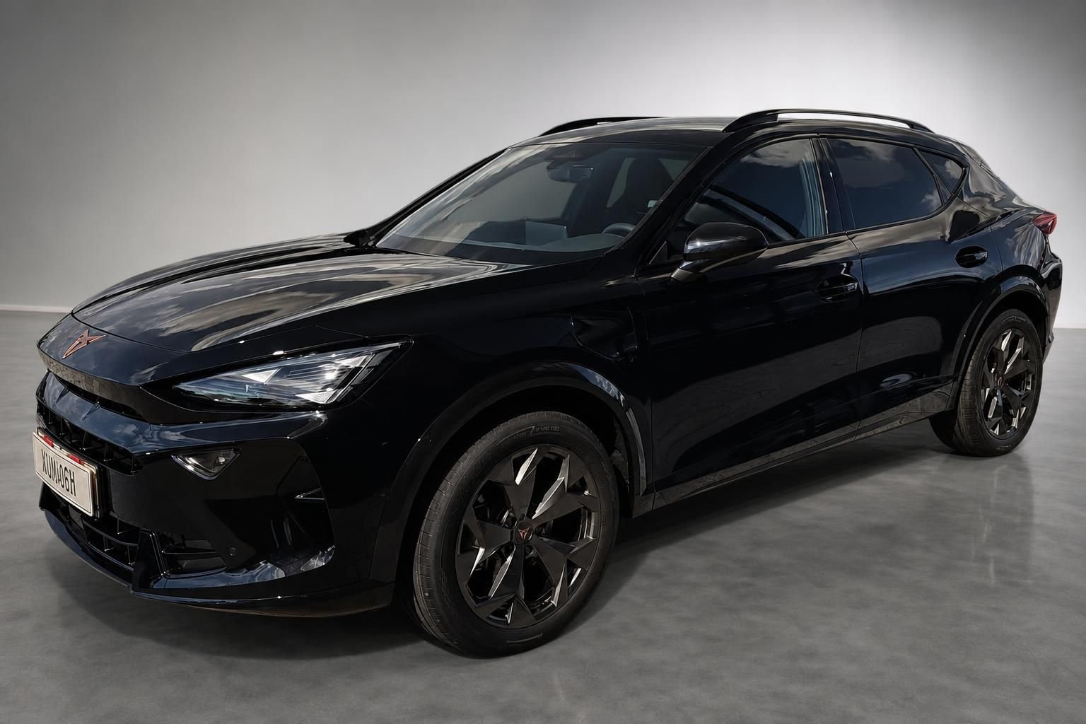Cupra Formentor schwarz Frontansicht seitlich Studio