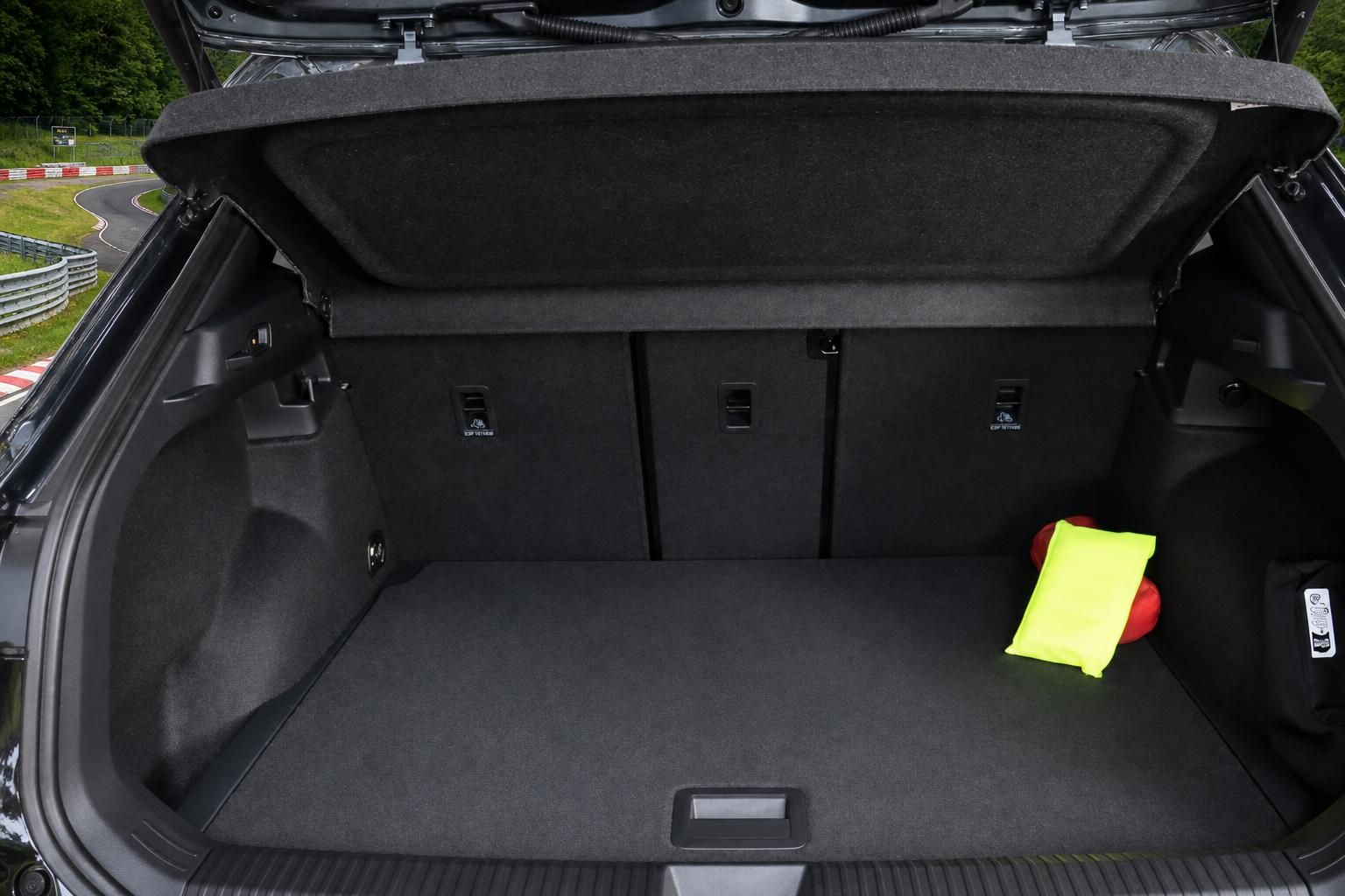 Kofferraum eines schwarzen VW SUV mit Warnweste an der Nordschleife