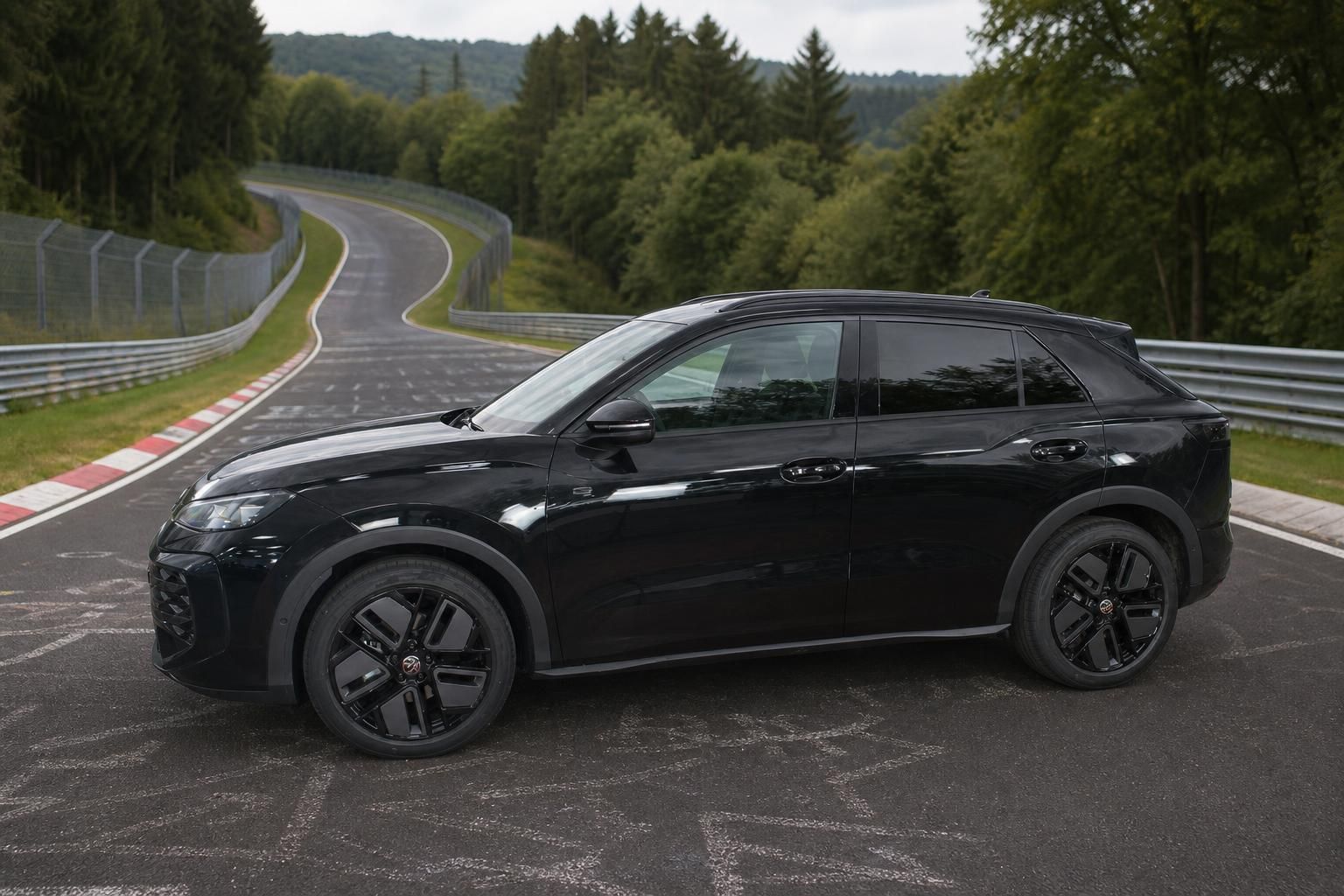 Schwarzer VW SUV Seitenansicht auf der Nordschleife am Nürburgring