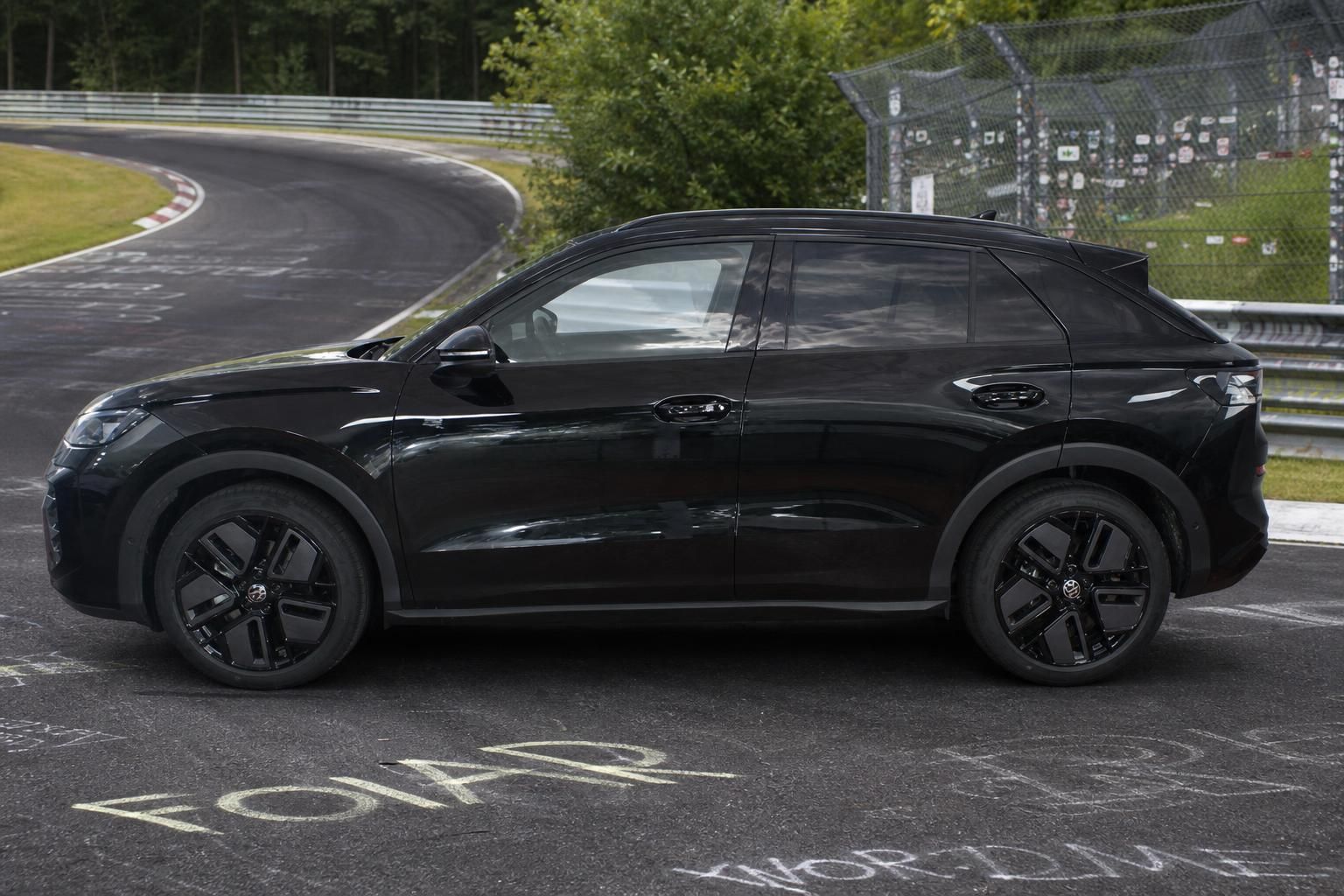 Schwarzer VW SUV Seitenprofil an der Nordschleife mit Fanautogrammen