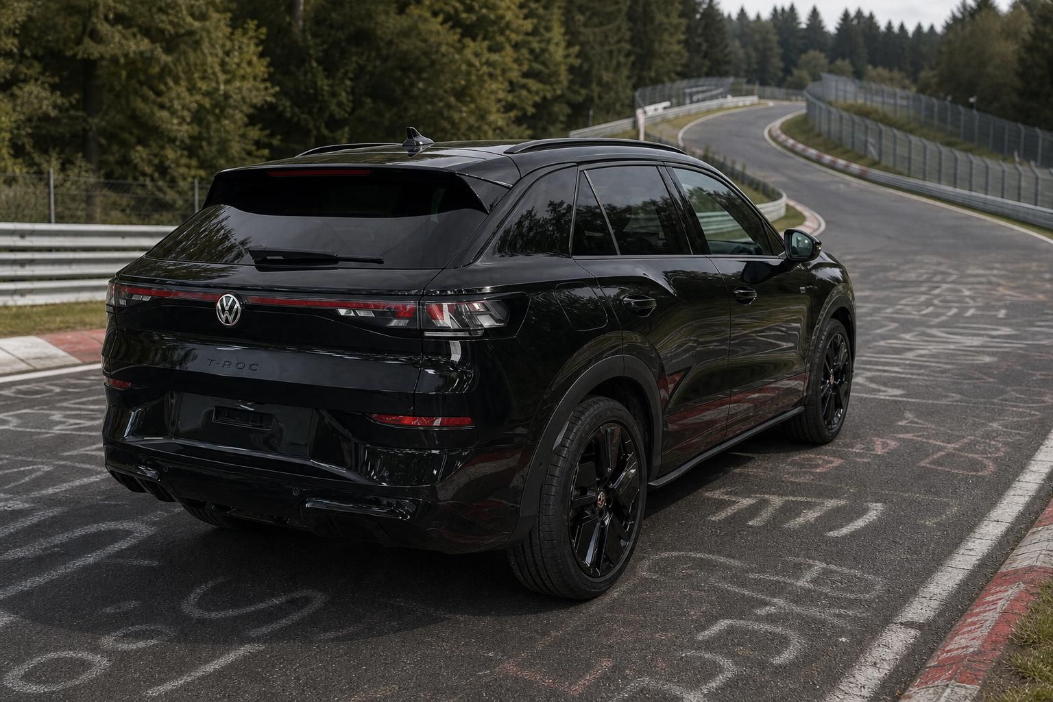 VW T-Roc schwarz Heckansicht auf der Rennstrecke