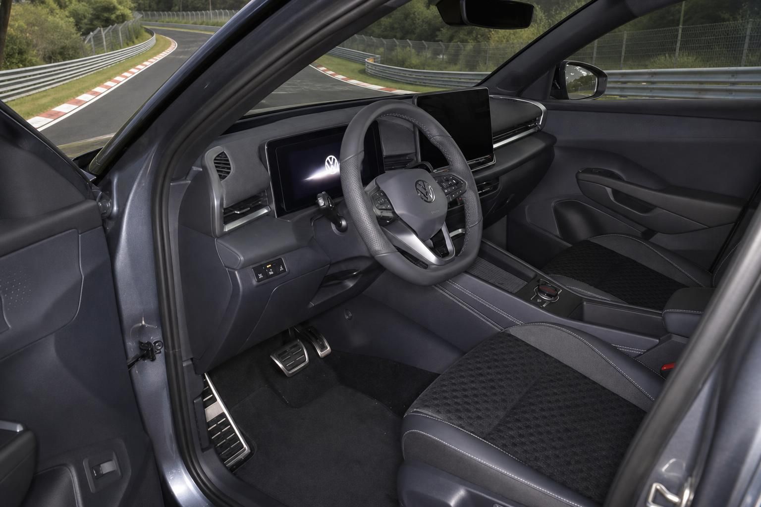VW T-Roc Innenraum mit Cockpit und digitalen Displays