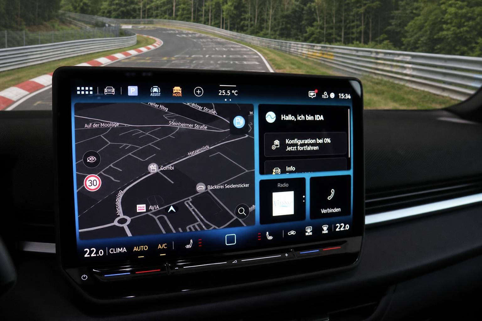 VW T-Roc Infotainment-Display mit Navigationskarte im Detail