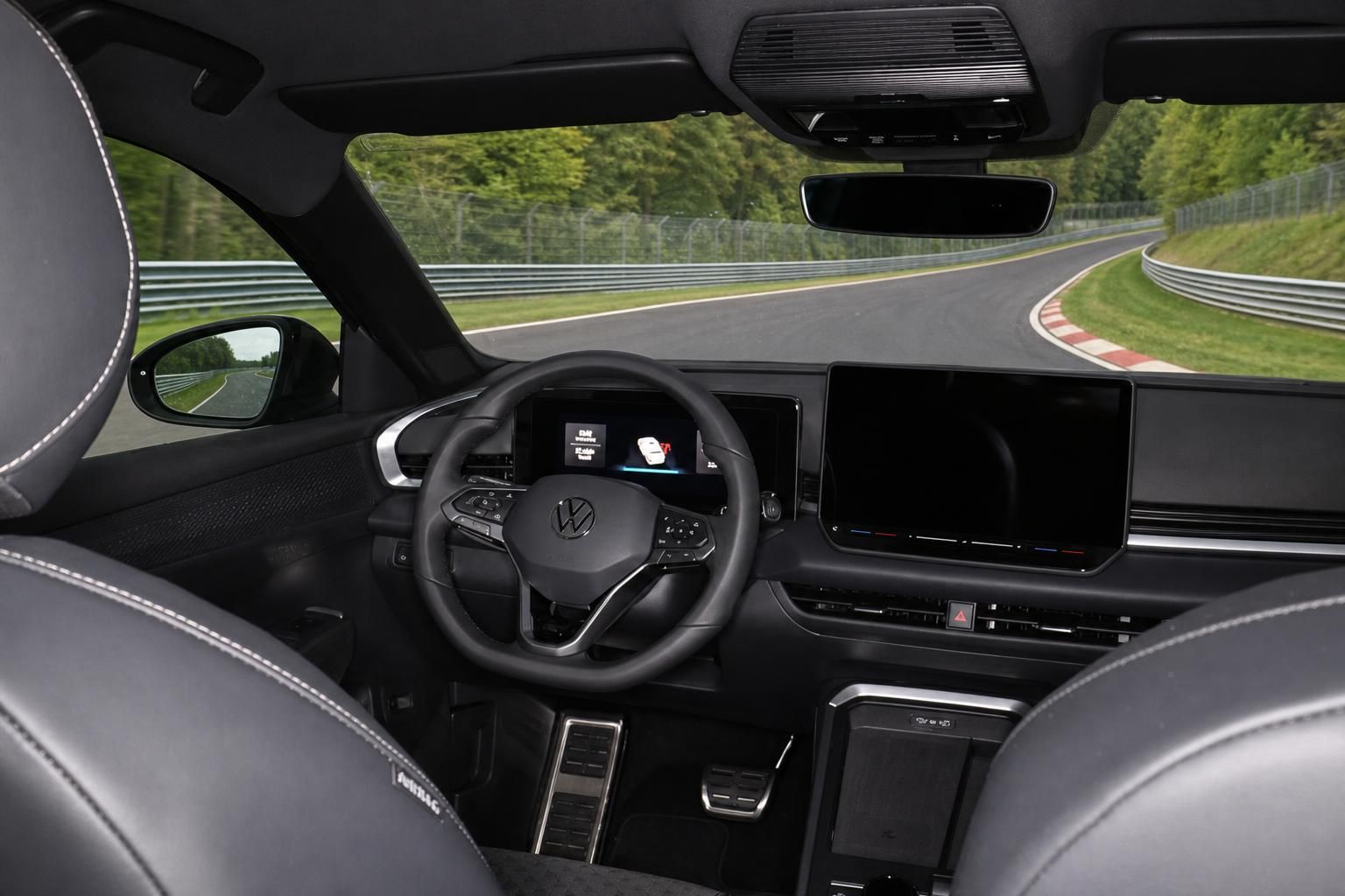 VW Cockpit mit Lenkrad und digitalem Display, Blick auf Rennstrecke