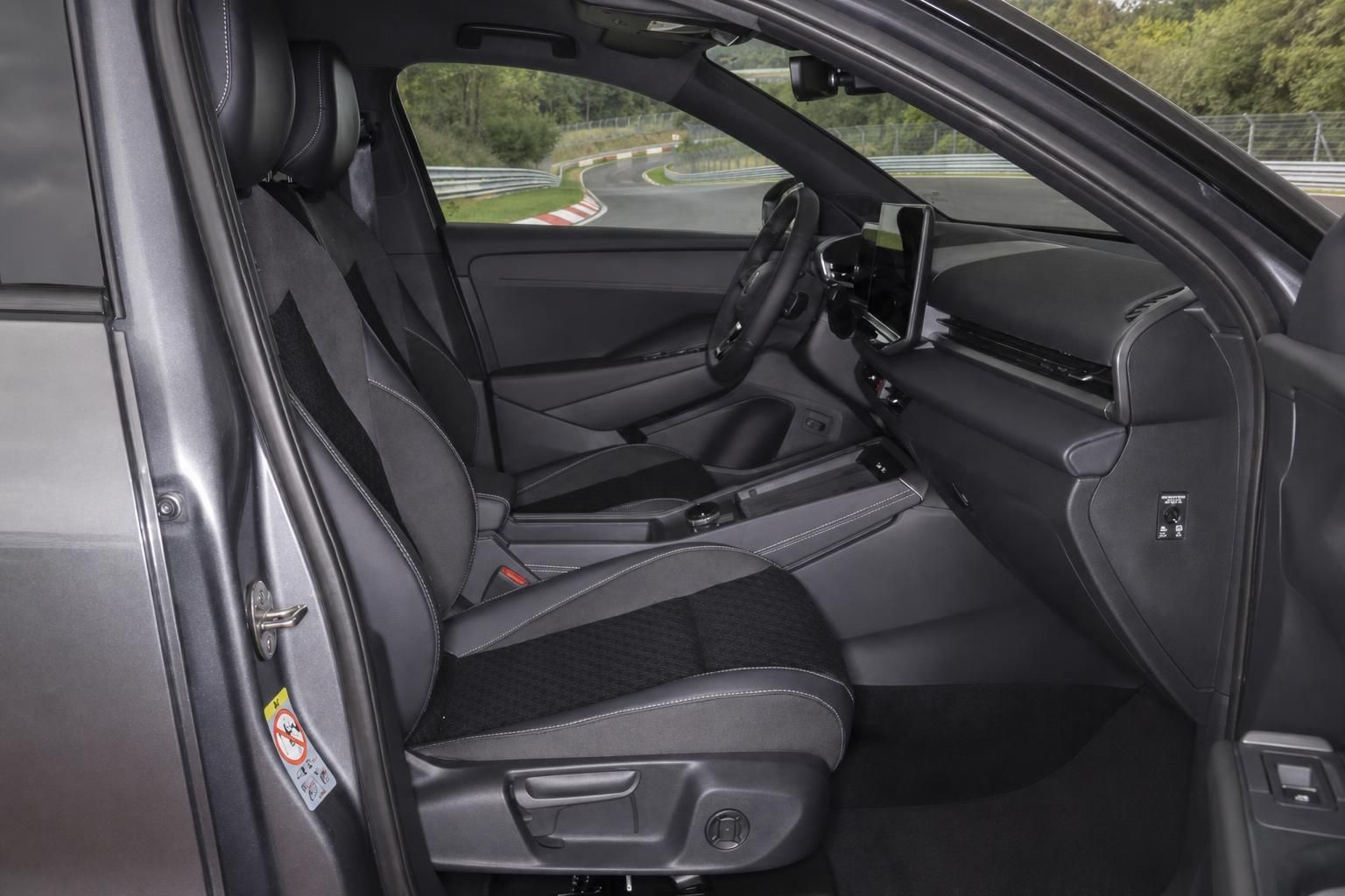 VW Innenraum Vordersitze und Cockpit mit Blick auf Nürburgring Strecke