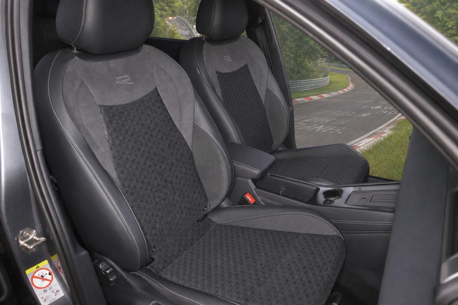 VW R-Line Sportsitze im Innenraum mit Alcantara Bezug Detailansicht