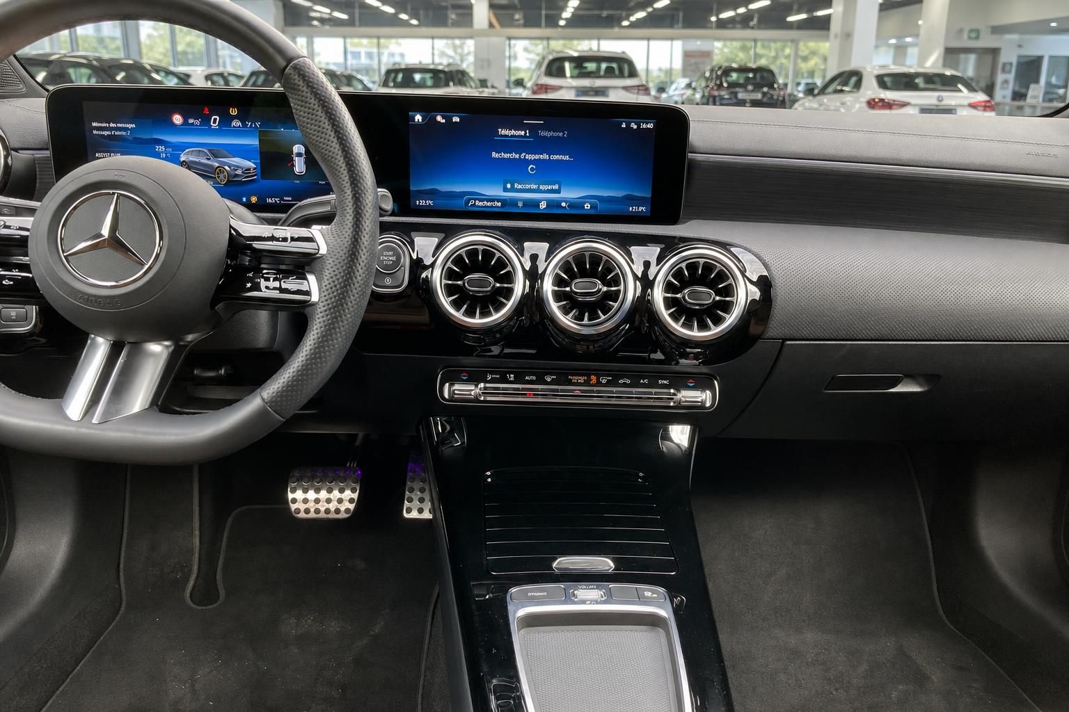 Armaturenbrett eines Mercedes-Benz mit digitalem Display und Klimaanlage-Bedienfeld