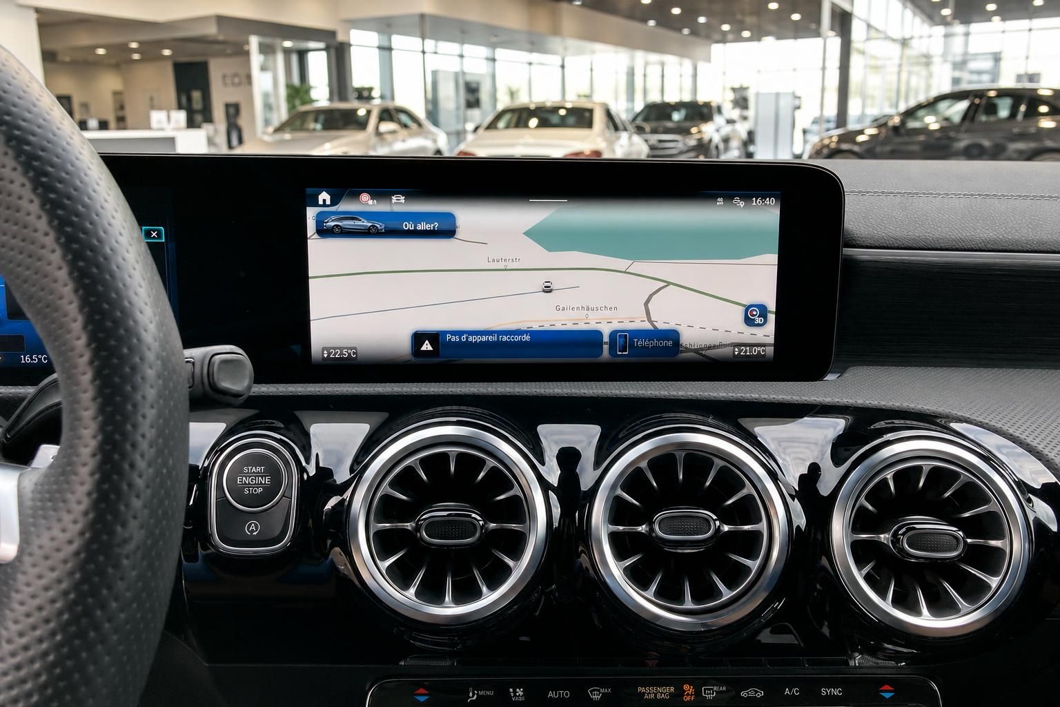 Mercedes-Benz Innenraum mit Navigationssystem und Klimaanlage im Autohaus