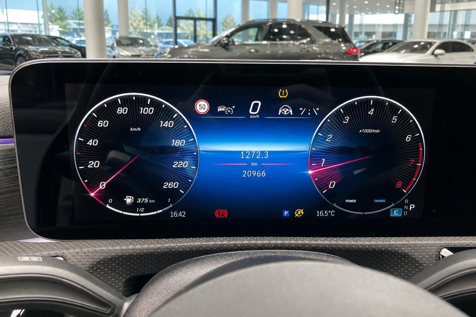 Mercedes-Benz Digitaltacho mit Geschwindigkeits- und Drehzahlanzeige