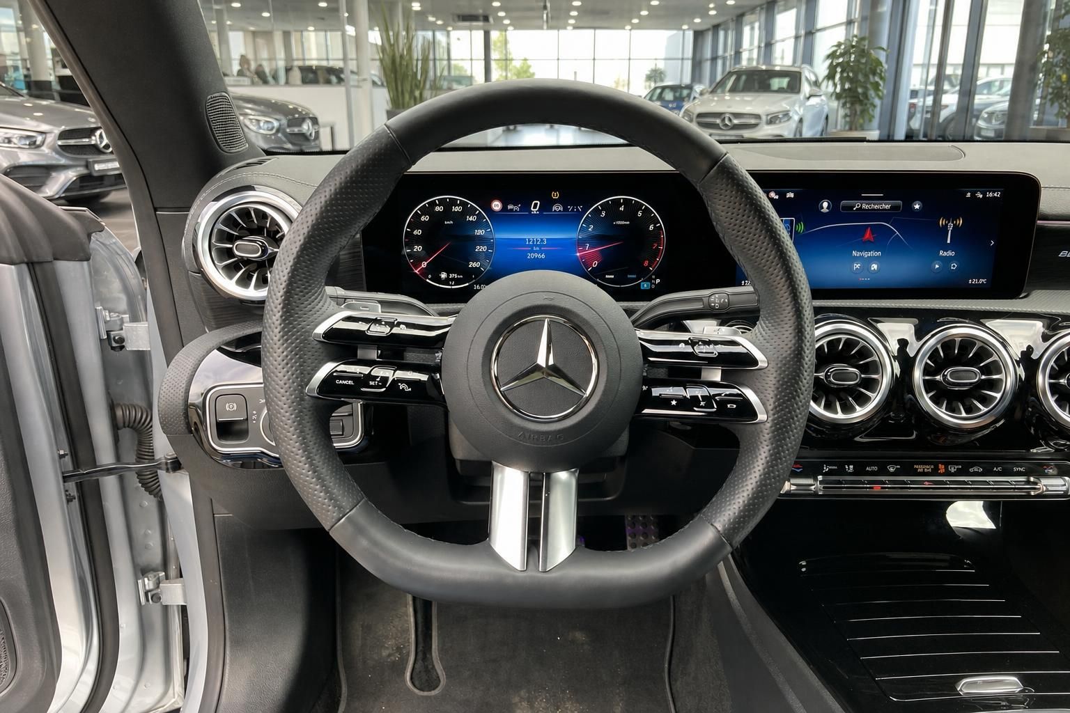 Mercedes-Benz Lenkrad und Armaturenbrett mit digitalem Cockpit im Showroom