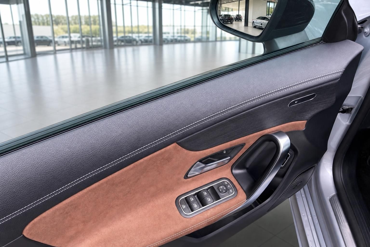 Autotür Innenverkleidung mit braunem Leder und elektrischen Fensterhebern