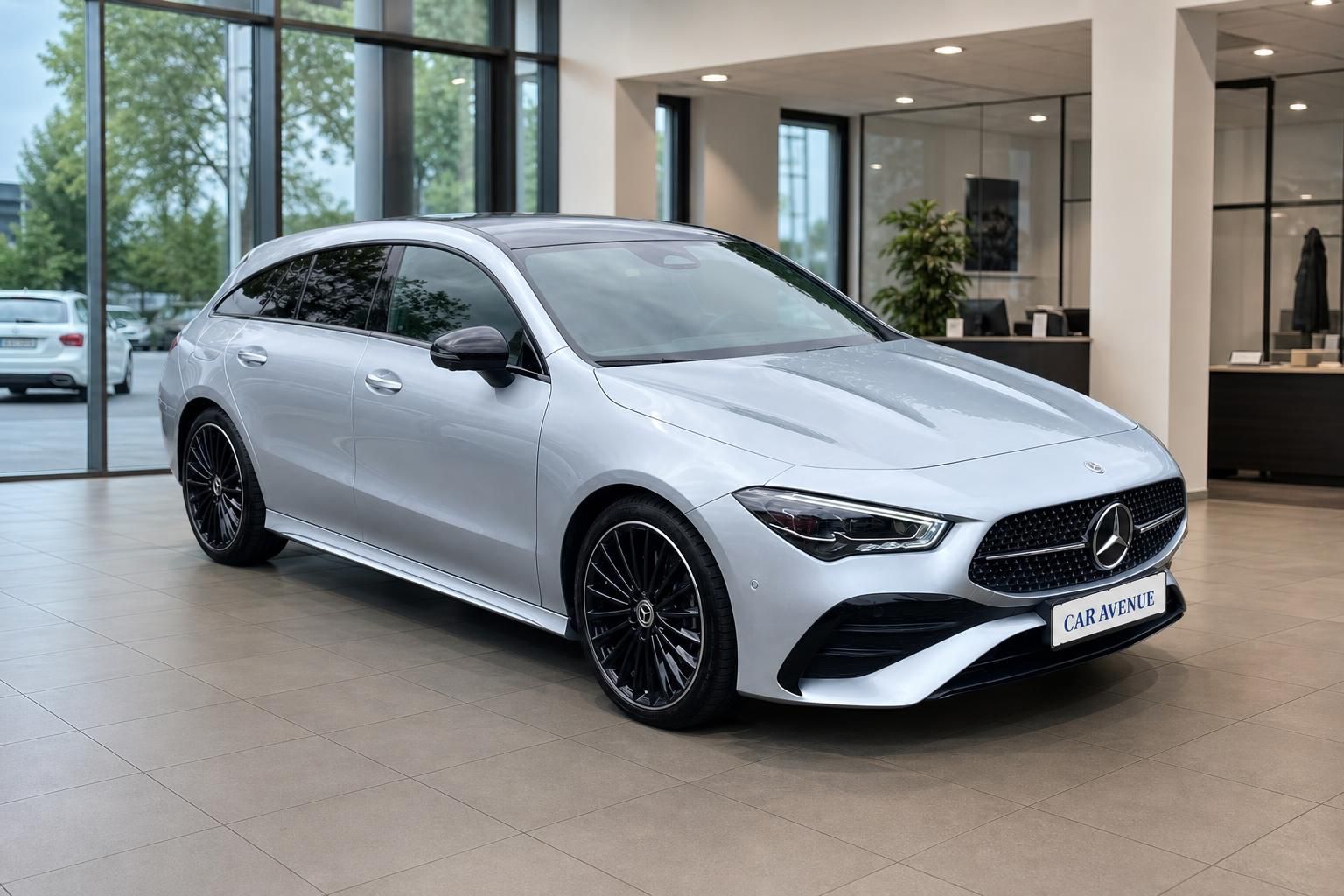 Mercedes CLA Shooting Brake silber - Frontansicht mit AMG-Styling im modernen Showroom