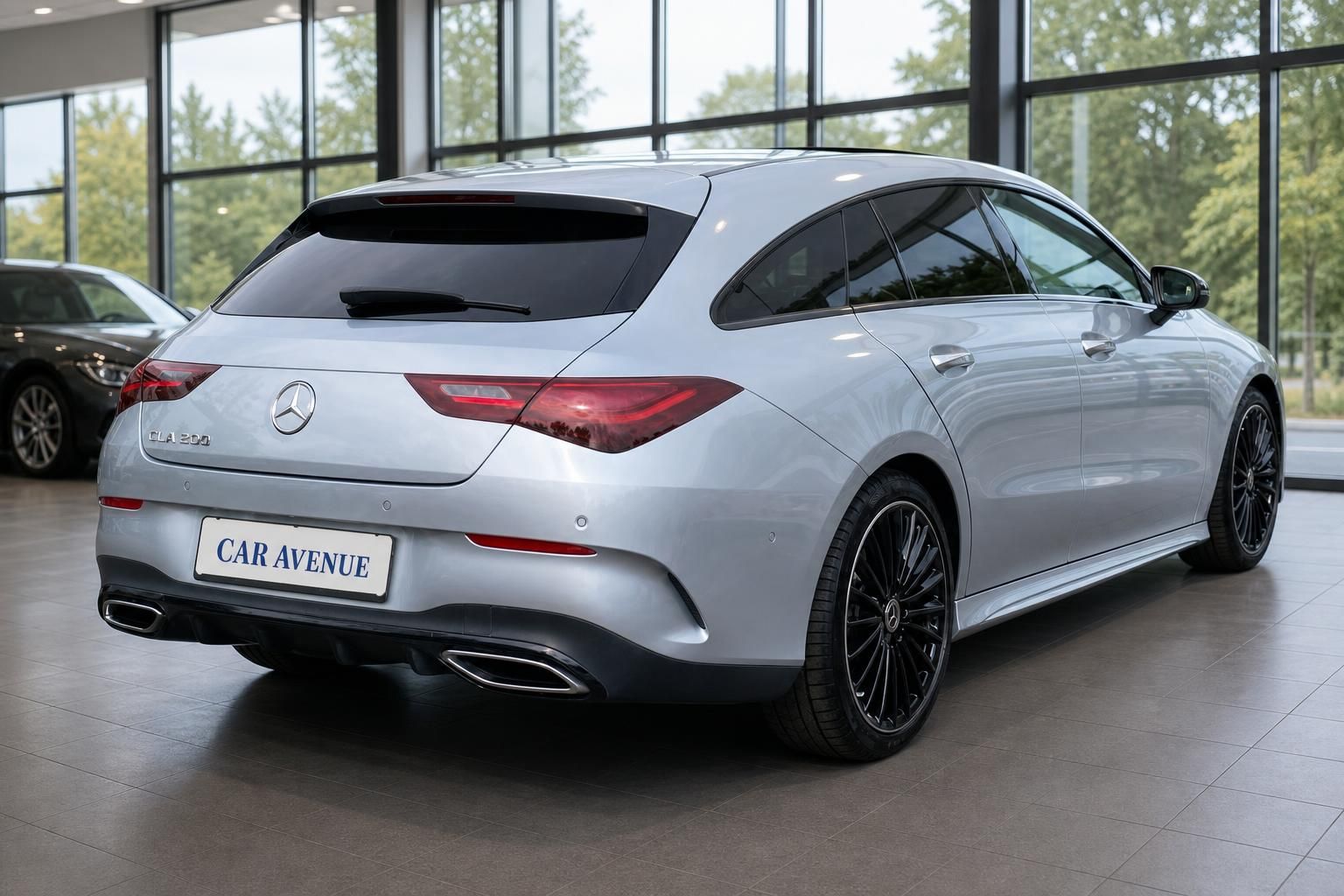 Mercedes CLA 200 Shooting Brake silber - Heckansicht mit schwarzen Felgen im Autohaus