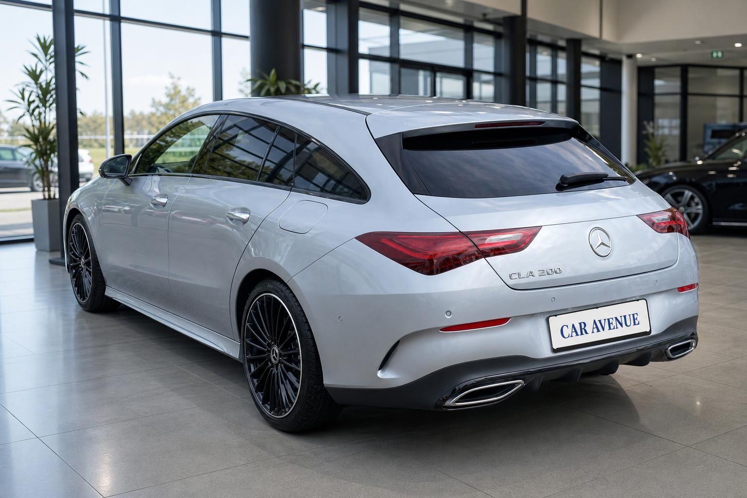 Mercedes CLA 200 silber - Heckschräge mit Panoramadach und schwarzen AMG-Felgen