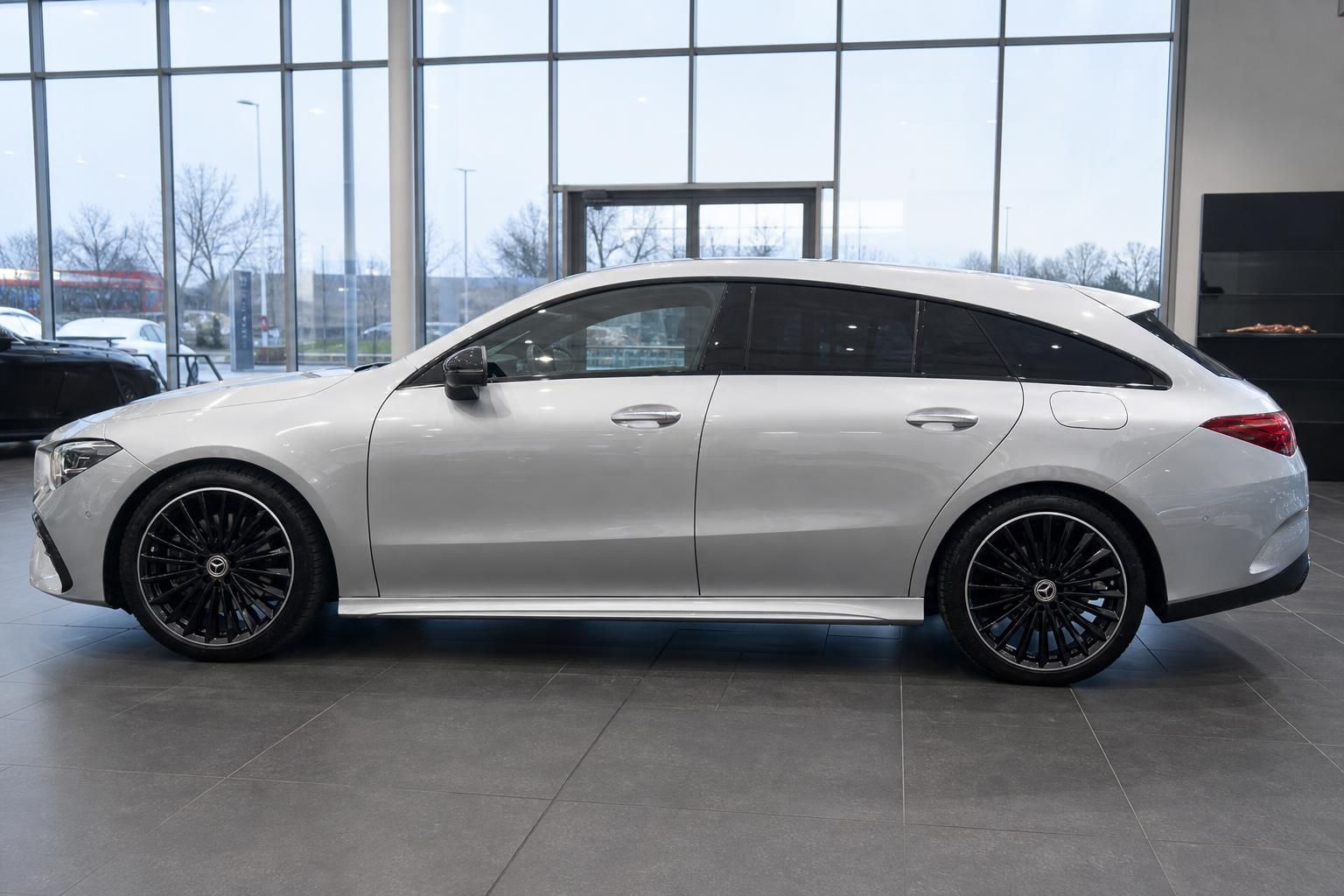 Mercedes CLA weiß - Seitenansicht mit schwarzen Vielspeichenfelgen im hellen Showroom