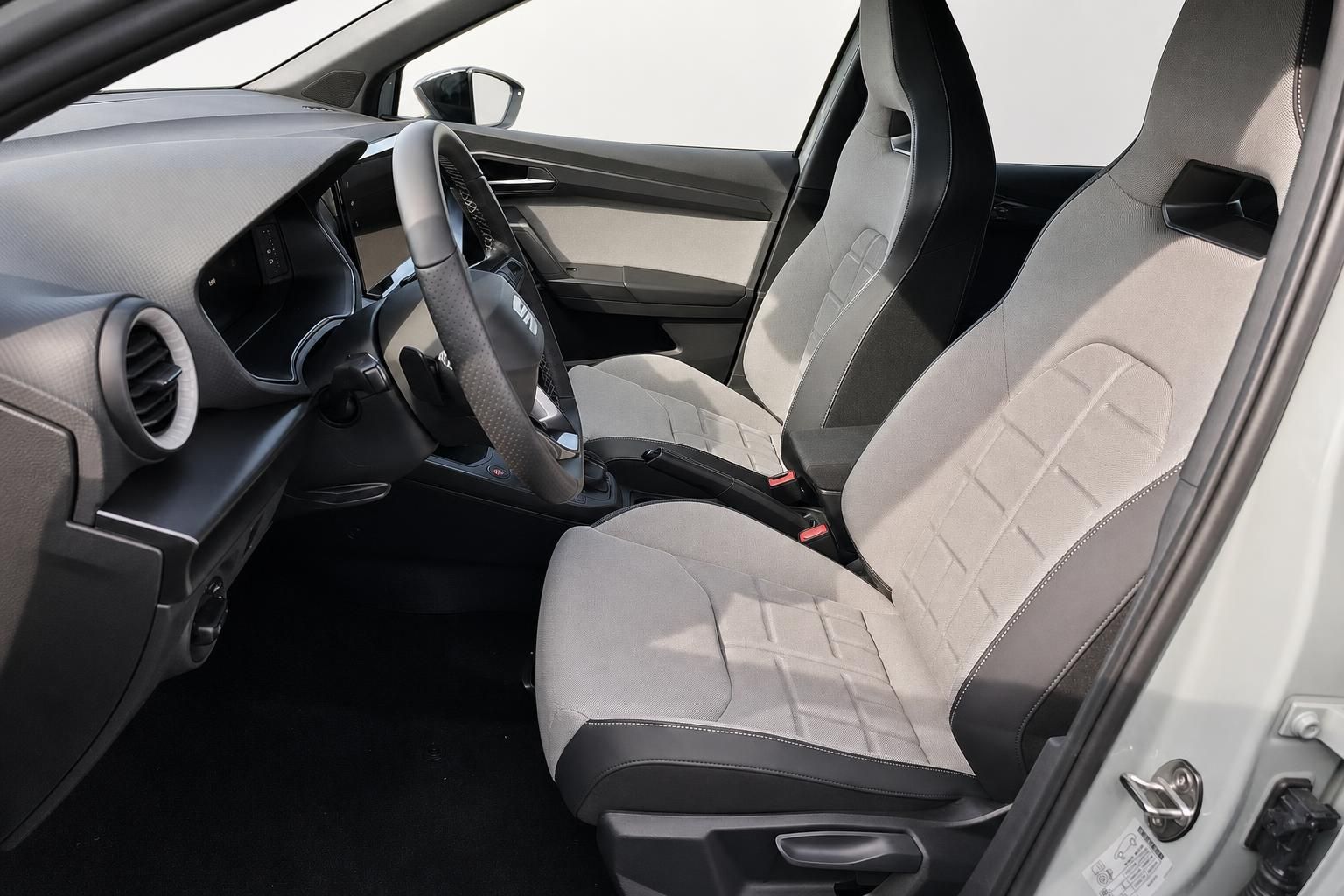 SEAT Arona Innenraum mit Stoffsitzen und Cockpit im Detail