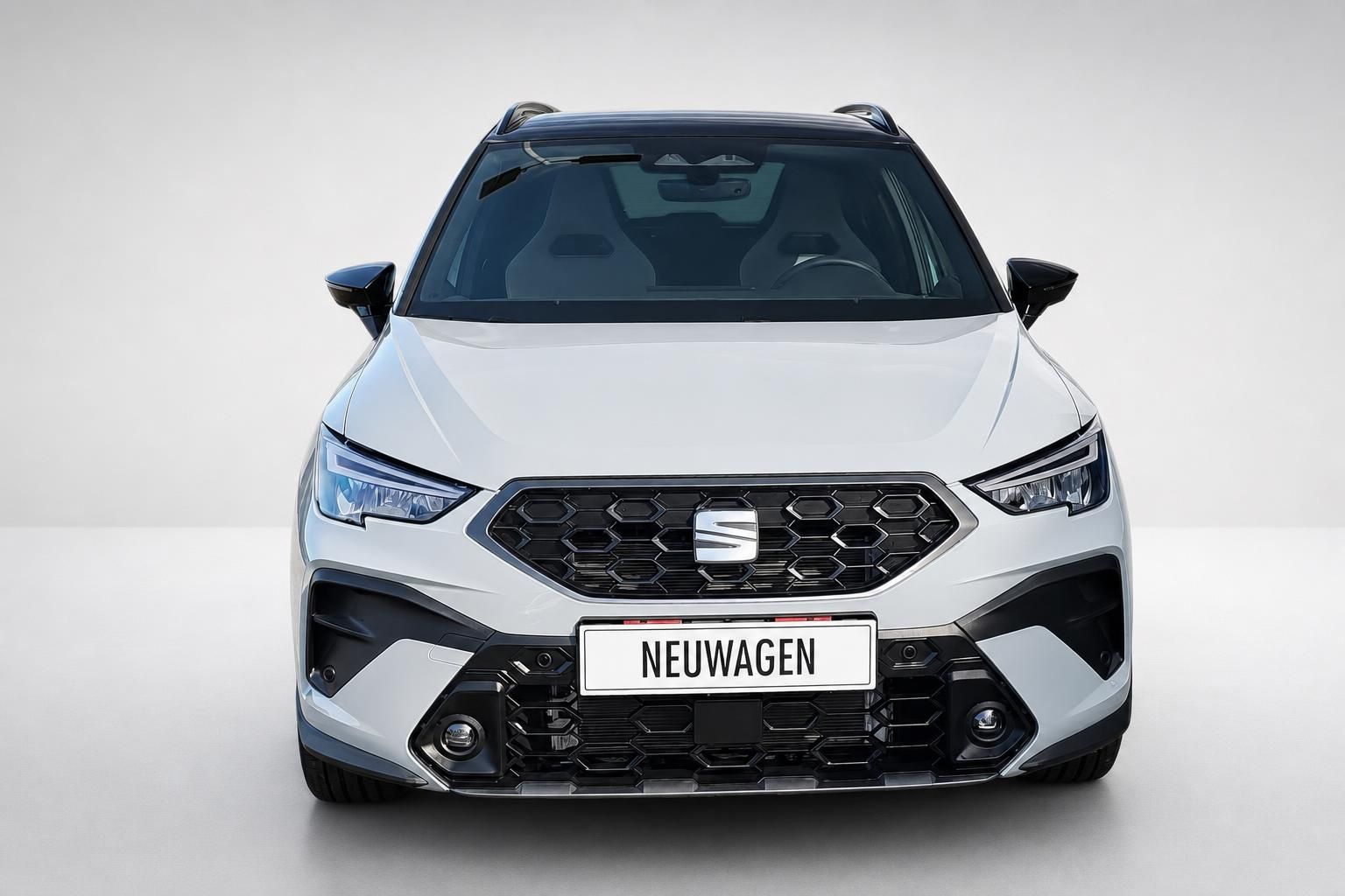 SEAT Arona weiß, Frontansicht mit Kühlergrill im Fotostudio