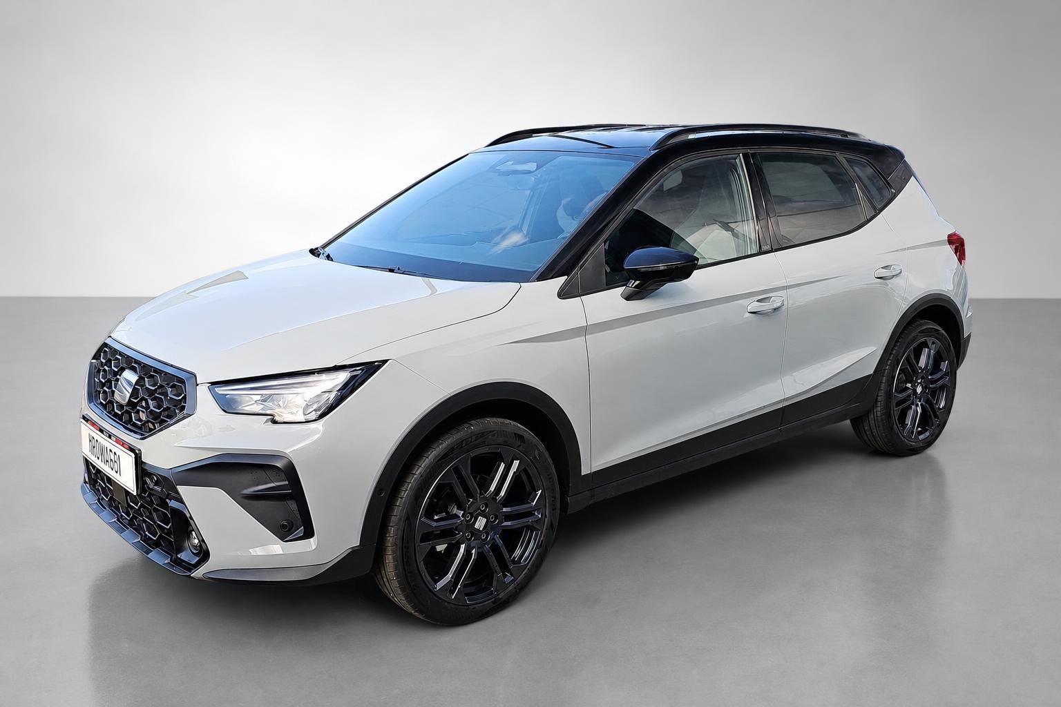 SEAT Arona weiß, Frontansicht schräg mit Kontrastdach im Studio