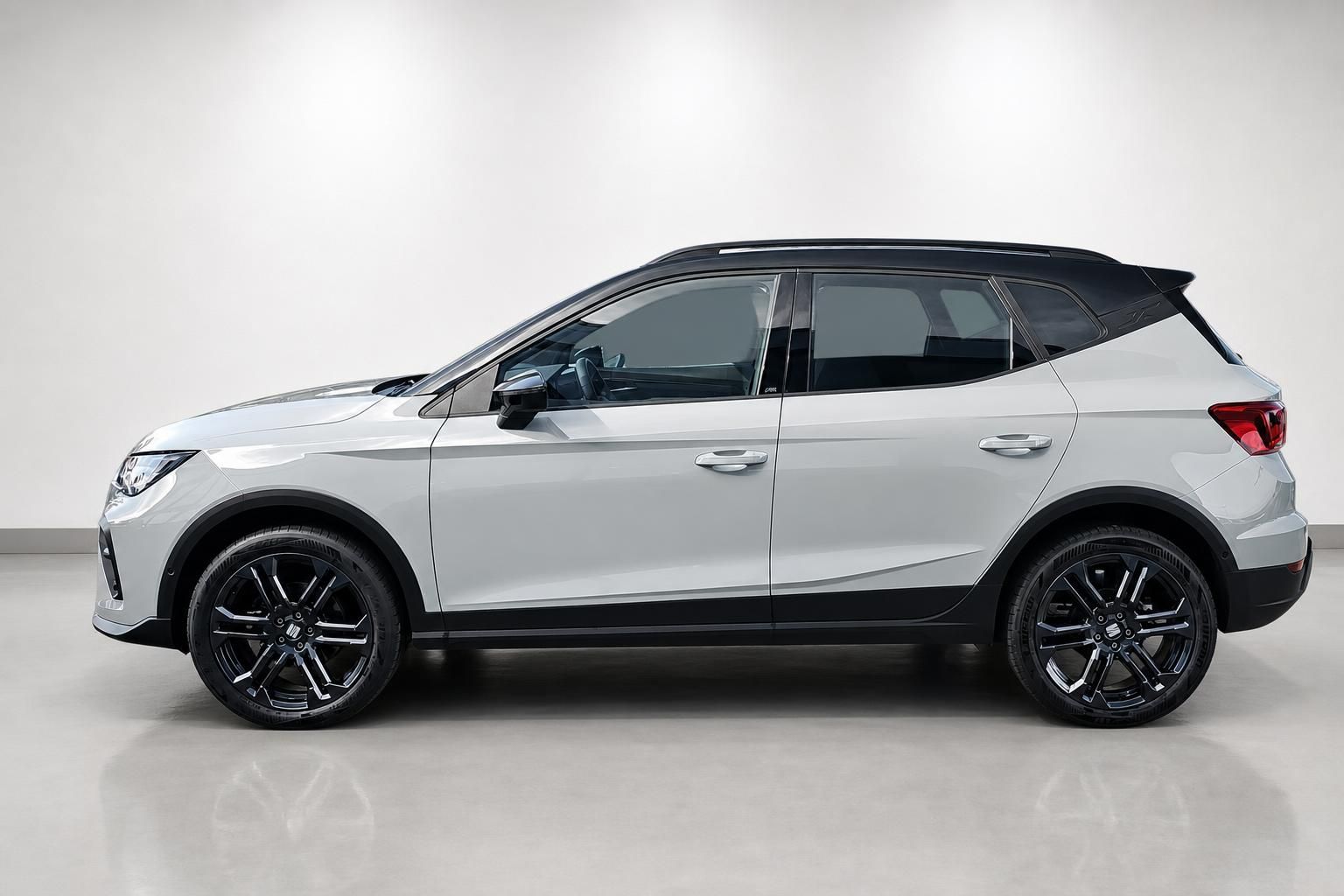 SEAT Arona weiß, Seitenansicht mit schwarzen Alufelgen im Studio