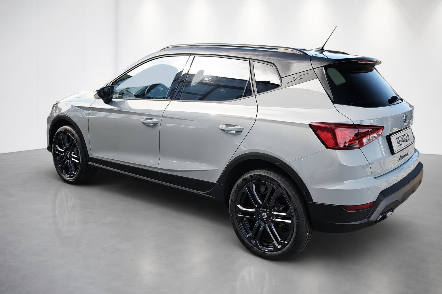 SEAT Arona grau, Heckansicht schräg mit Alufelgen im Studio