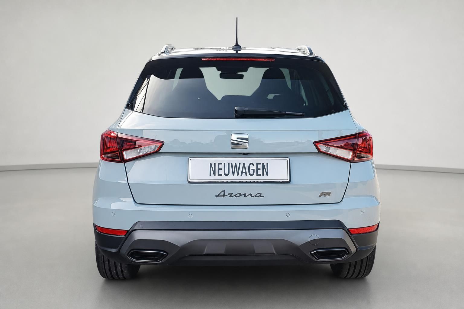 SEAT Arona FR weiß Heckansicht mit Doppelendrohr