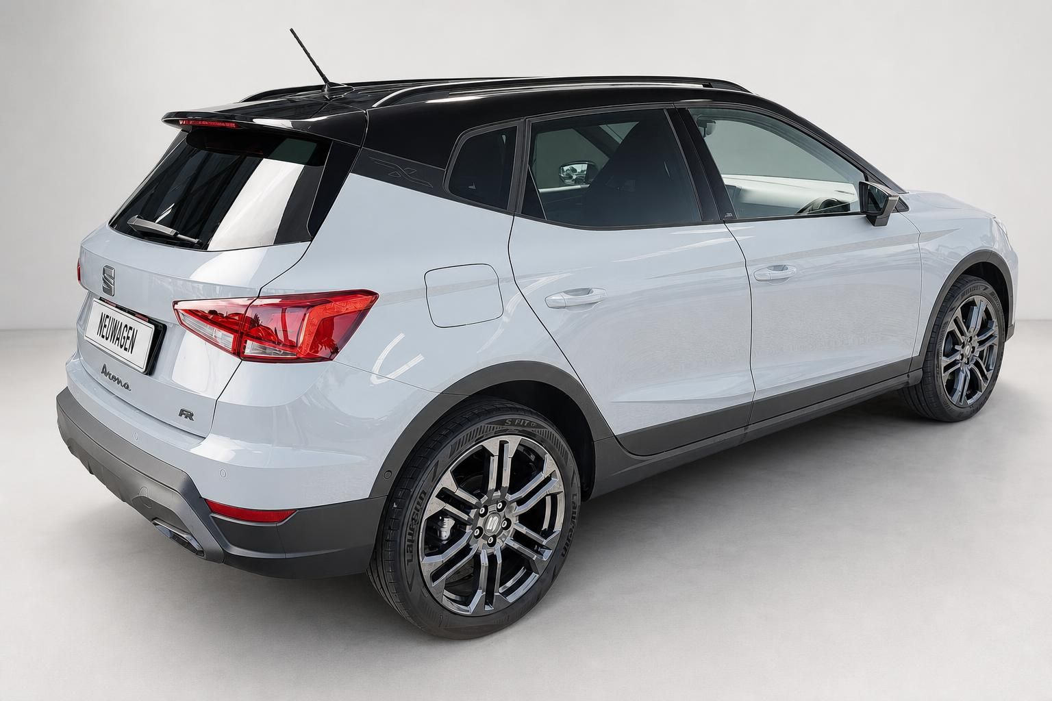 SEAT Arona FR weiß Heck-Seitenansicht Alufelgen